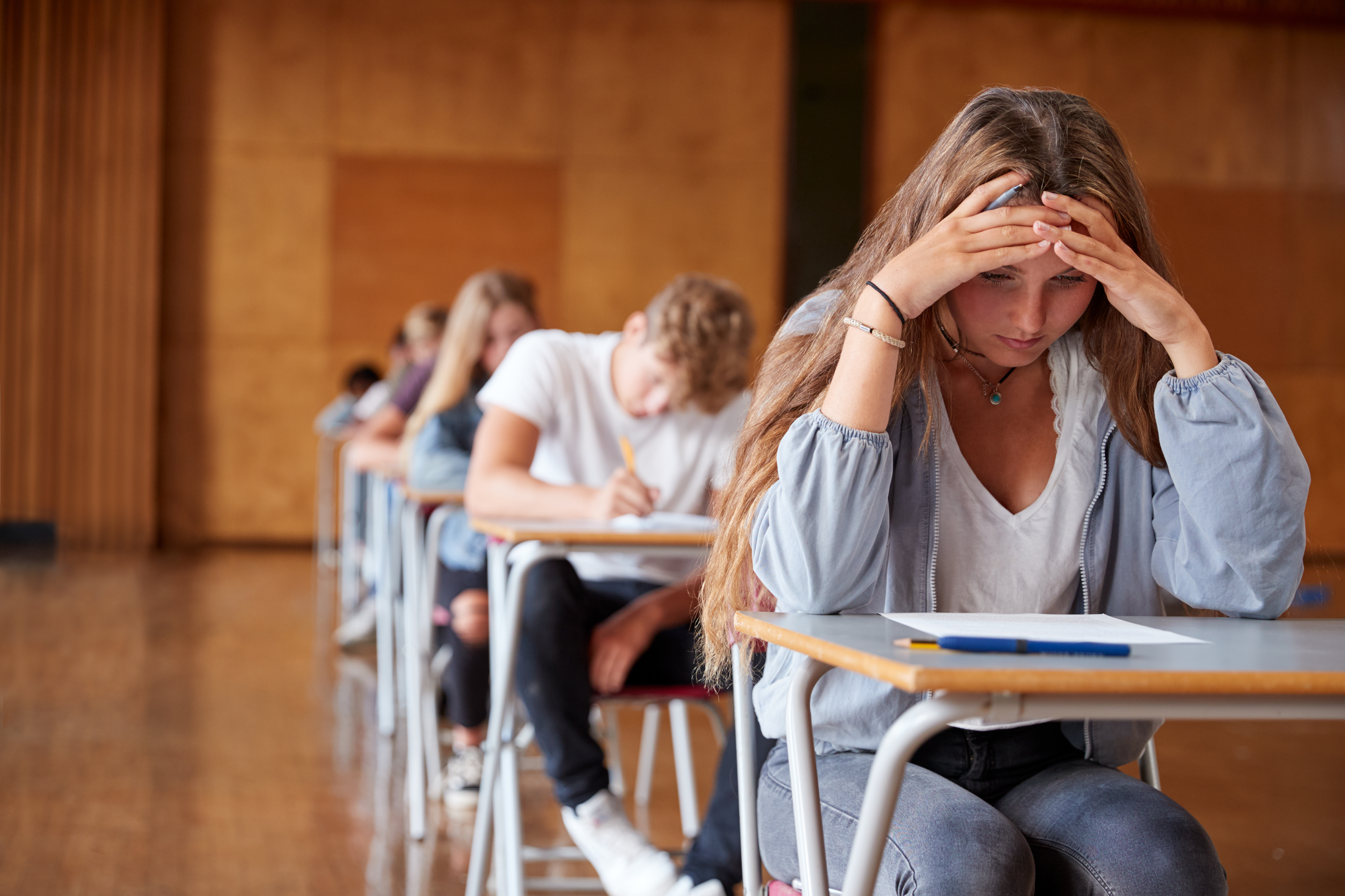 Estudiantes haciendo un examen | Fuente: Shutterstock