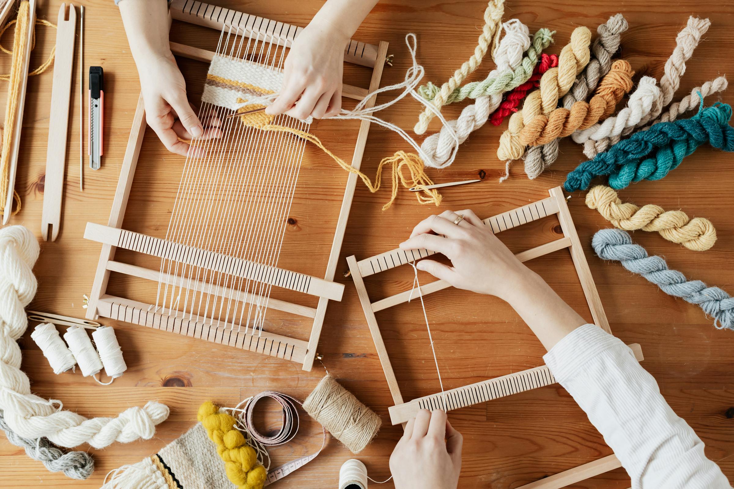 Deux personnes en train de faire de l'artisanat | Source : Pexels