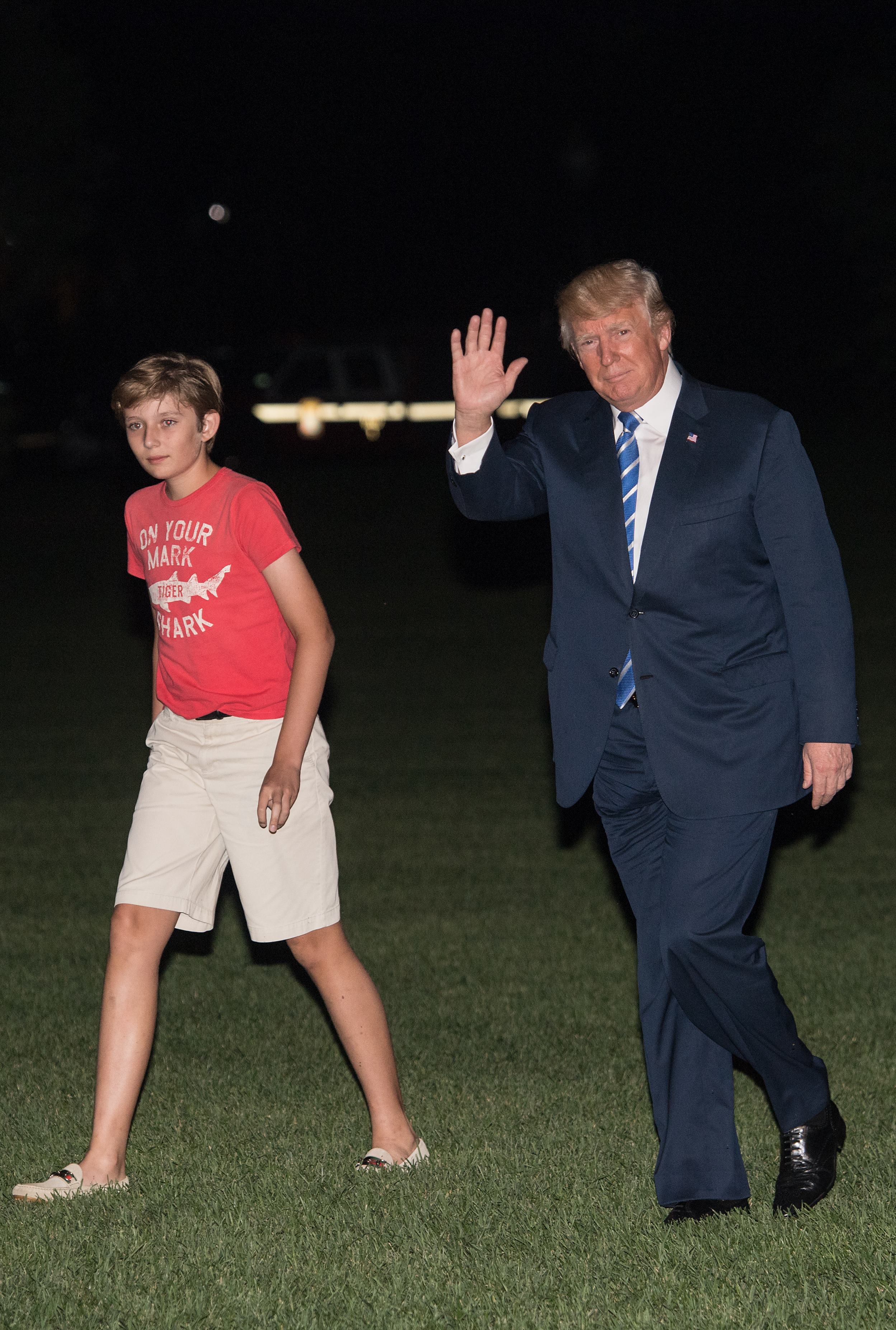 Le président américain Donald Trump retourne à la Maison Blanche avec son fils Barron à Washington, DC, le 20 août 2017, après un séjour de 17 jours de "Travail-vacances" | Source : Getty Images