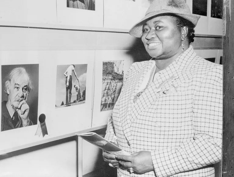 Hattie McDaniel devant une exposition d'appareils photo à New York en 1941 | Source : Getty Images