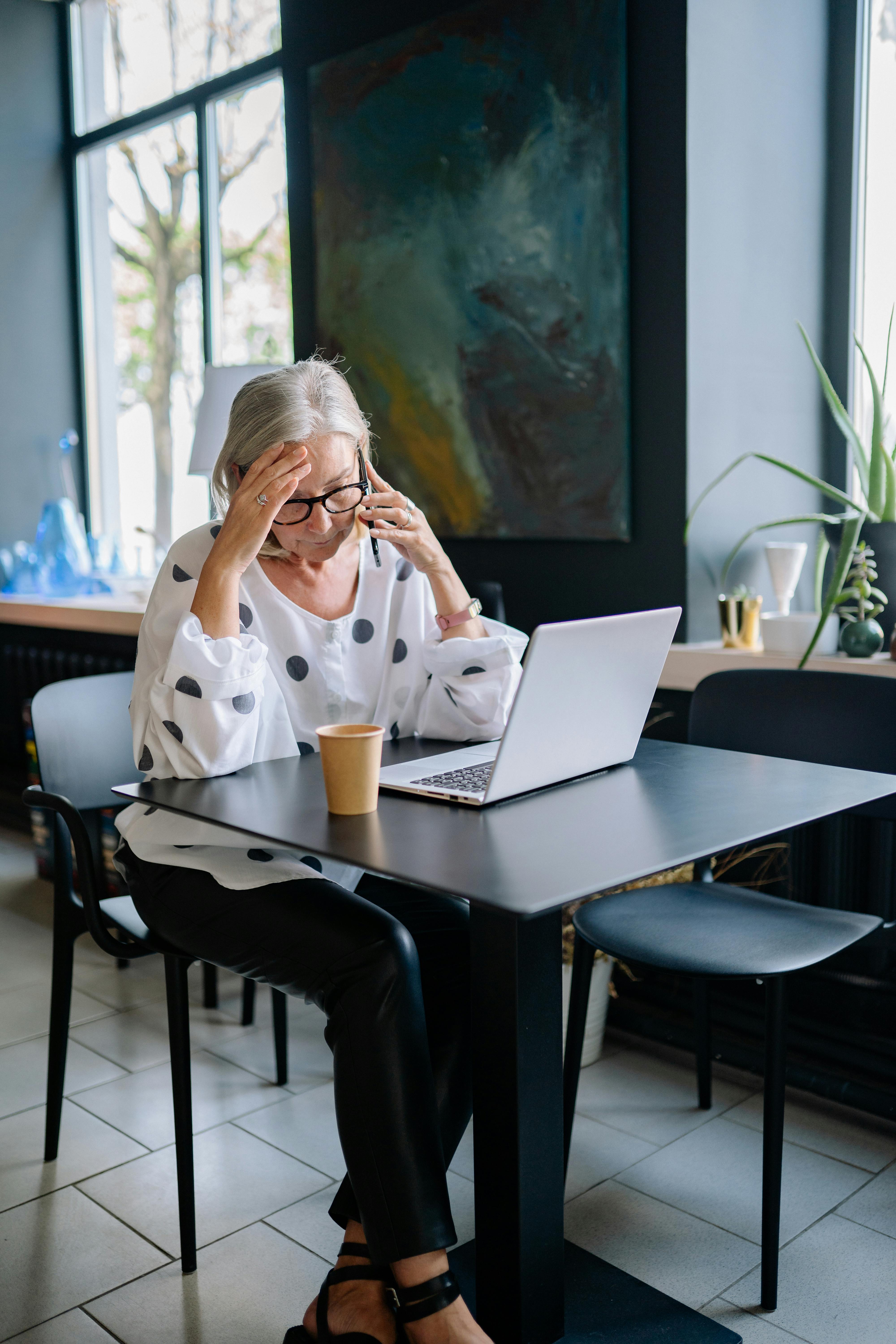 Une femme stressée lors d'un appel téléphonique | Source : Pexels