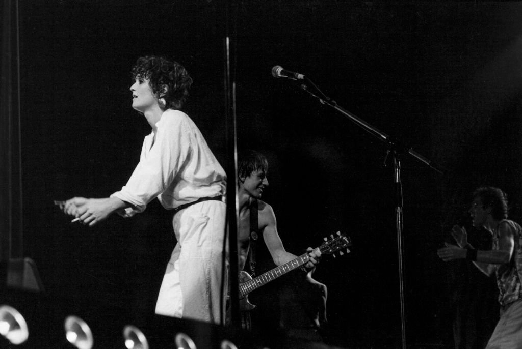 Portrait de la bassiste Corine Marienneau du groupe de rock français Téléphone lors d'un concert au Zénith le 12 octobre 1984 à Paris, France. | Photo : Getty Images