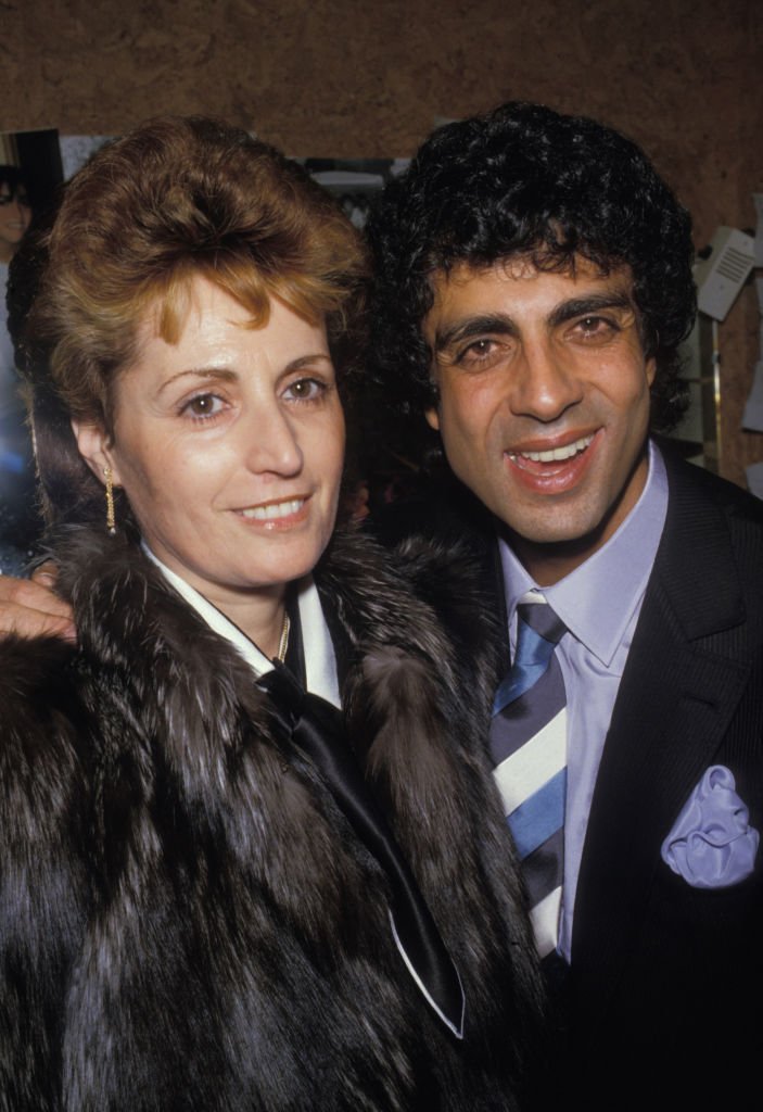 Enrico Macias avec son épouse Suzy dans sa loge de l'Olympia le 7 mars 1985 à Paris, France. | Photo : Getty Images