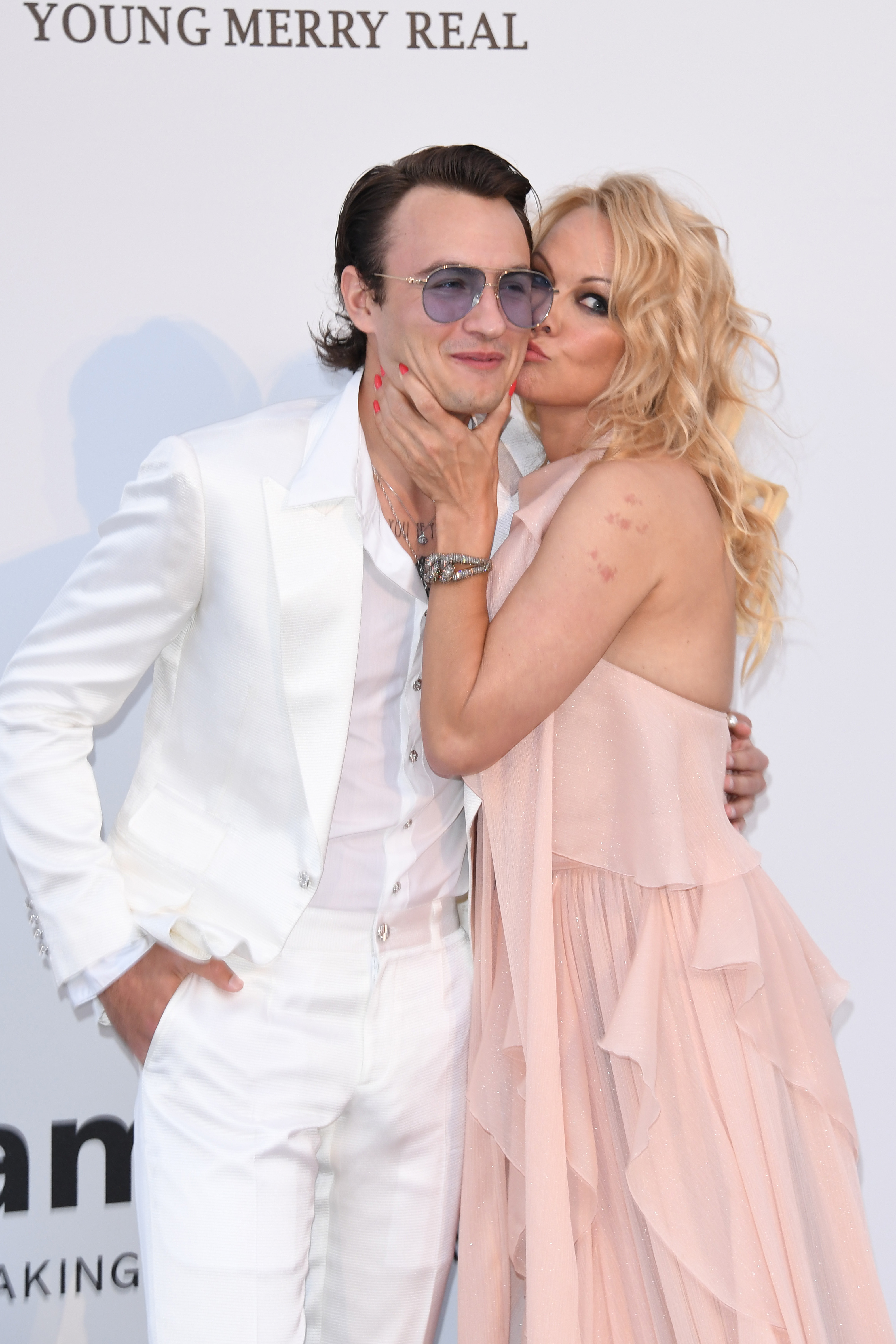 Pamela Anderson embrasse la joue de son fils Brandon Thomas Lee lors du gala de l'amfAR à Cannes 2019 au Cap d'Antibes, en France, le 23 mai 2019 | Source : Getty Images