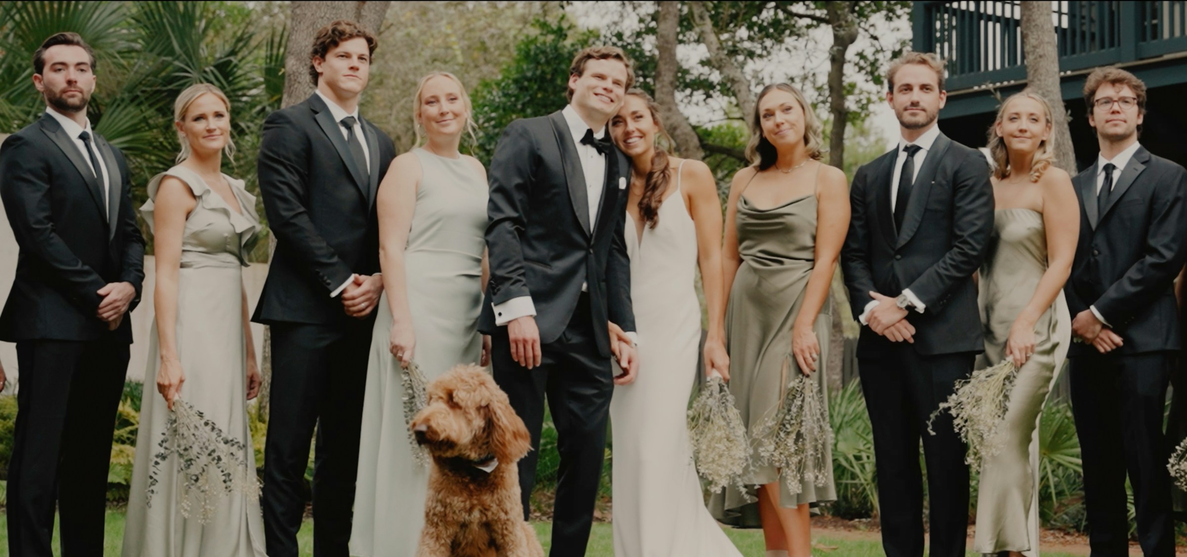 Une fête de mariage posant pour des photos | Source : Unsplash