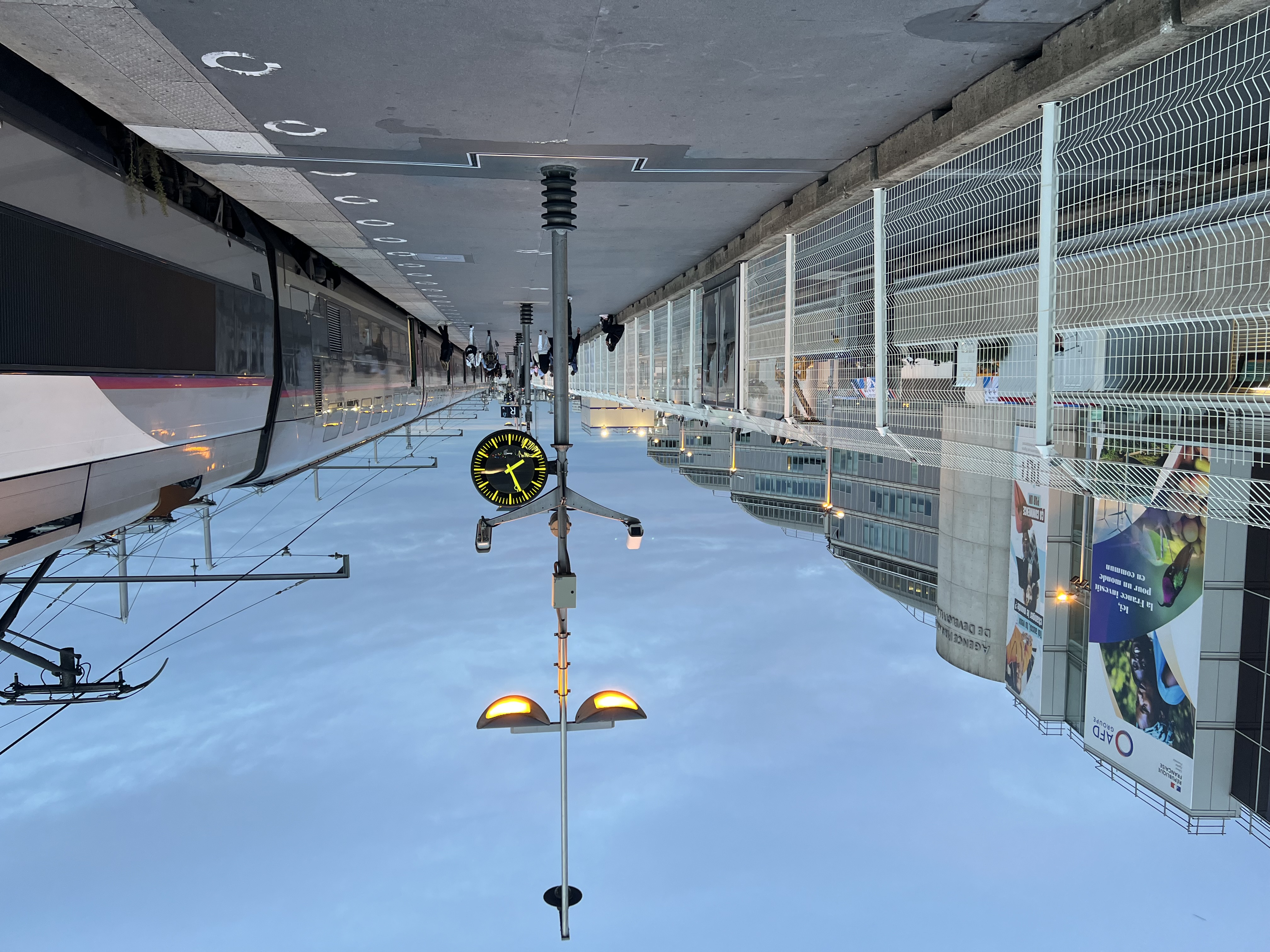 Dispositif de vidéo-protection avec des caméras et horloge sur un quai de la gare-de-Lyon le 19 septembre 2023 à Paris I Source : Getty Images