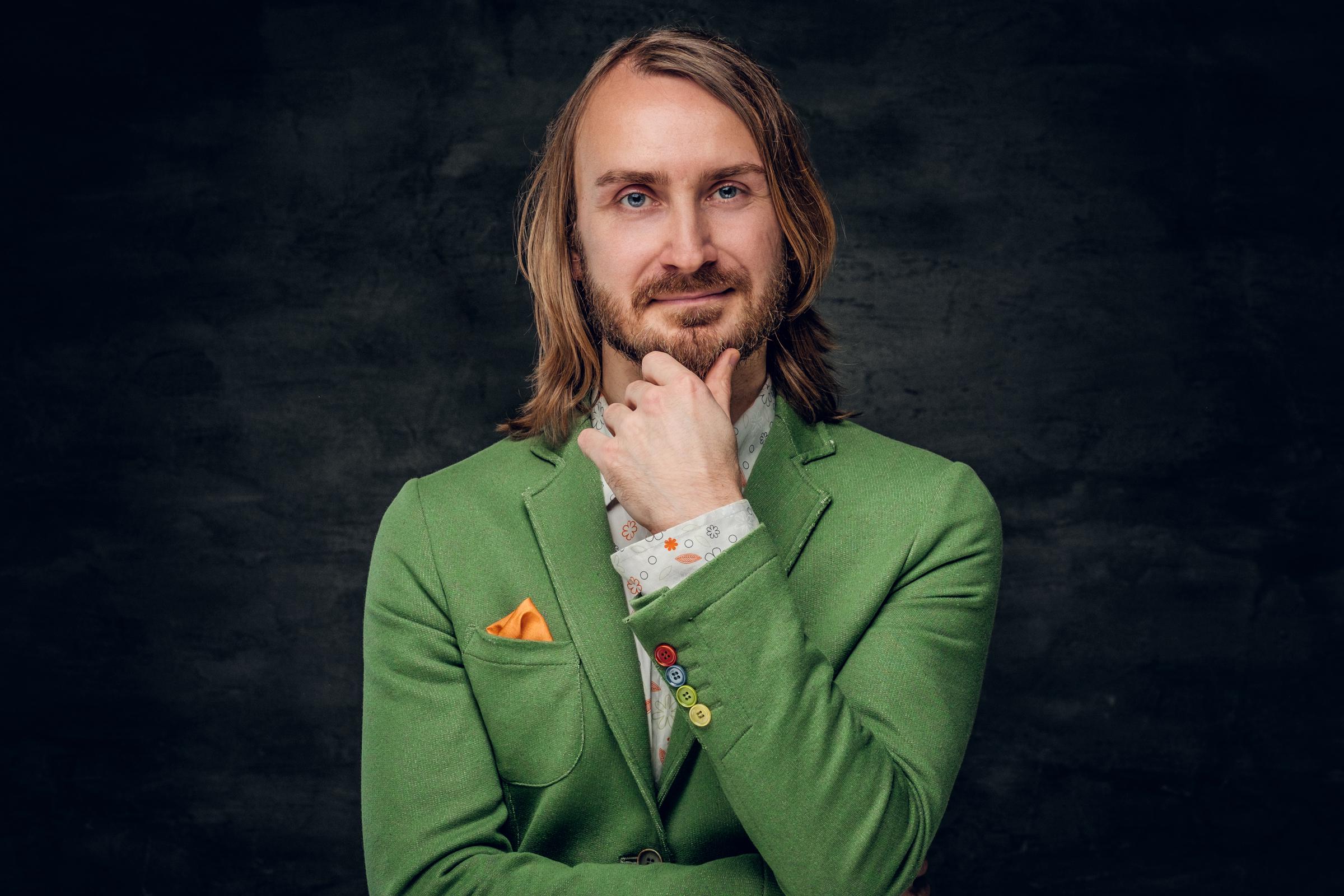 Un homme avec un sourire en coin | Source : Freepik