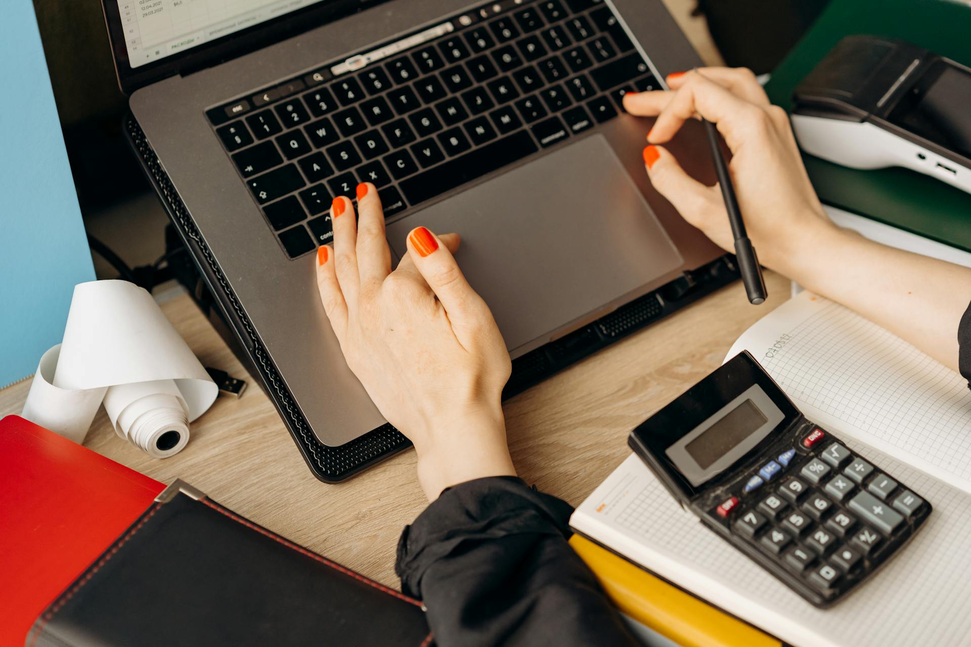 Une femme utilisant un ordinateur portable | Source : Pexels