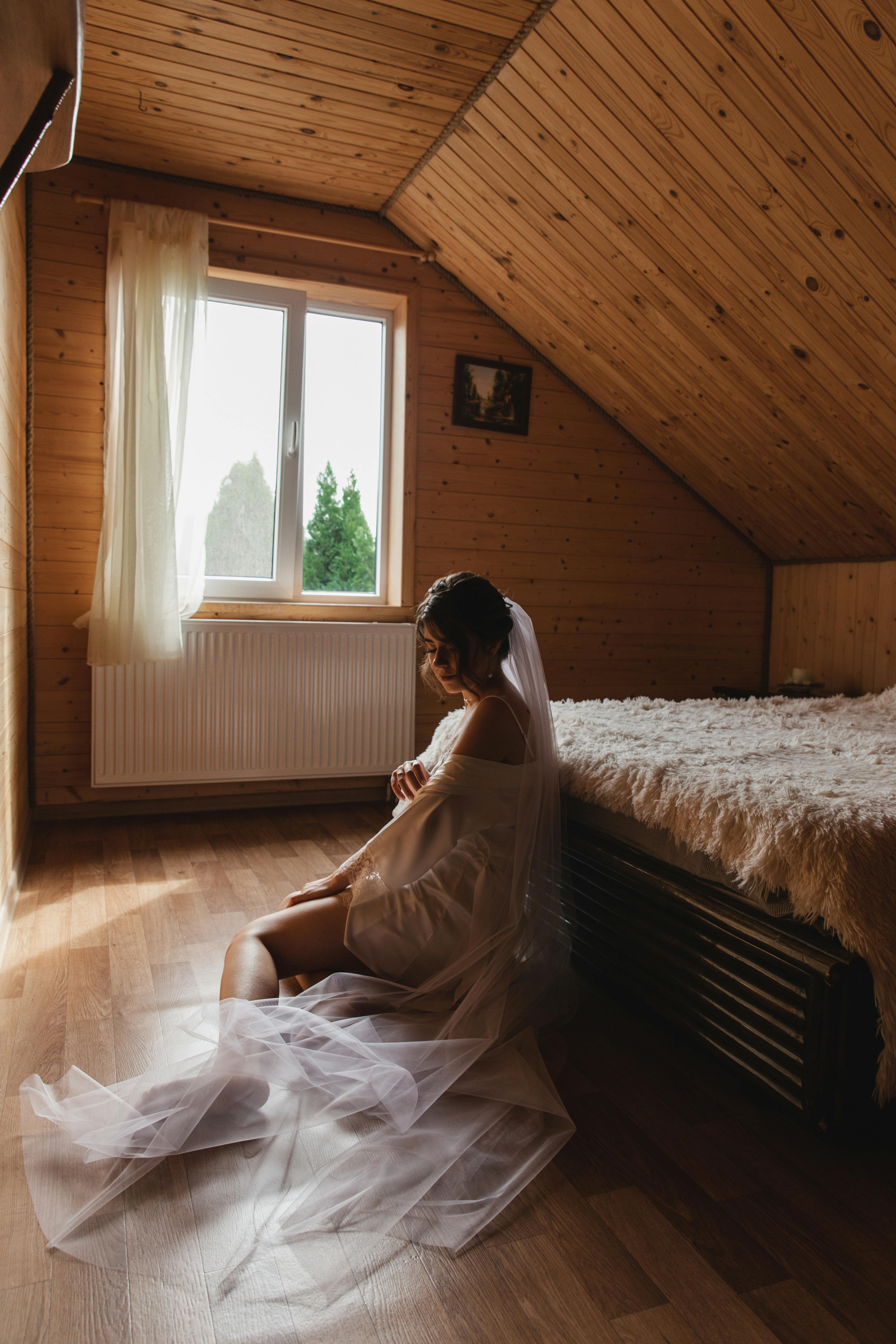 Une mariée désemparée assise sur le sol | Source : Pexels