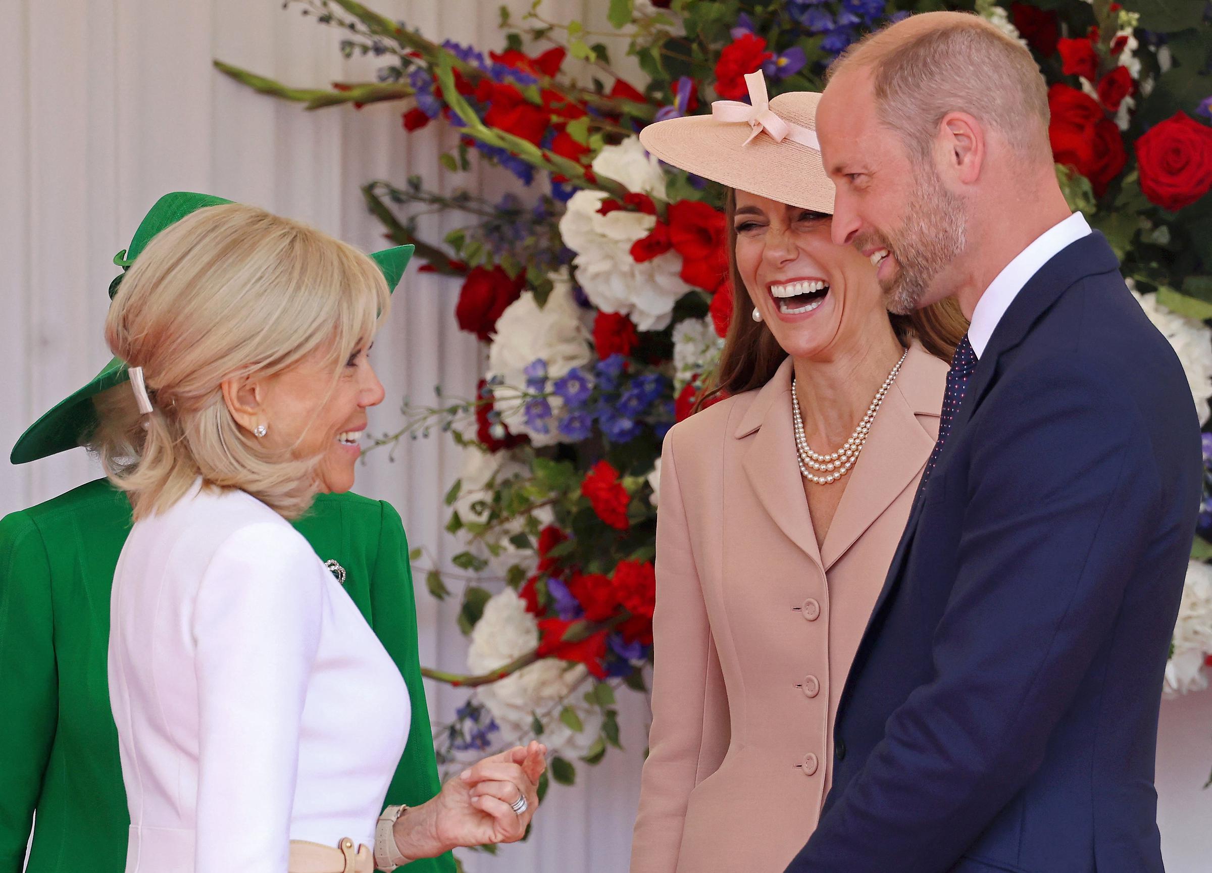 La princesse Catherine souriante alors qu'elle et son mari, le prince William, s'entretenaient avec la première dame Brigitte Macron.