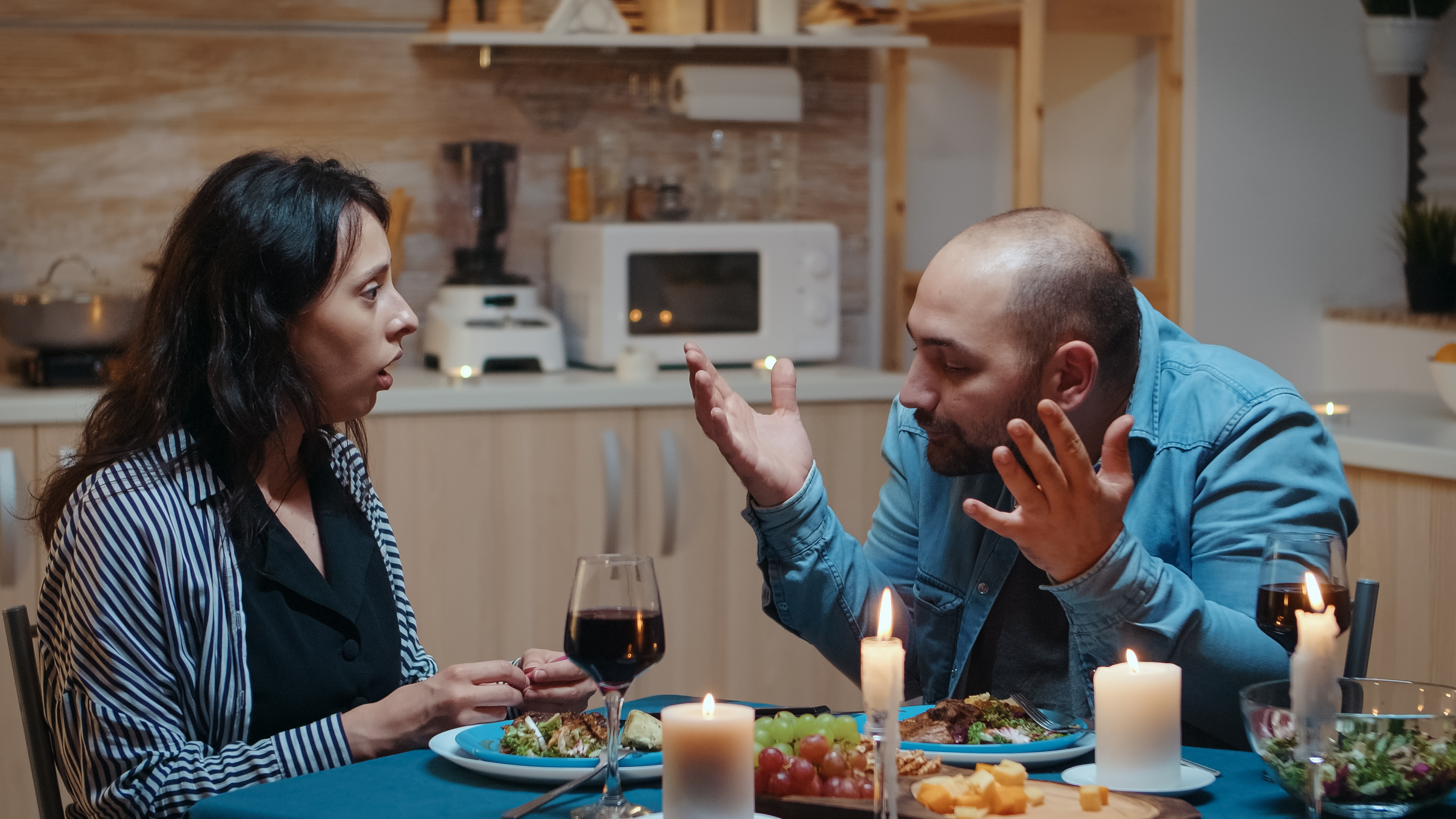 Un homme se dispute avec sa petite amie pendant le dîner | Source : Shutterstock