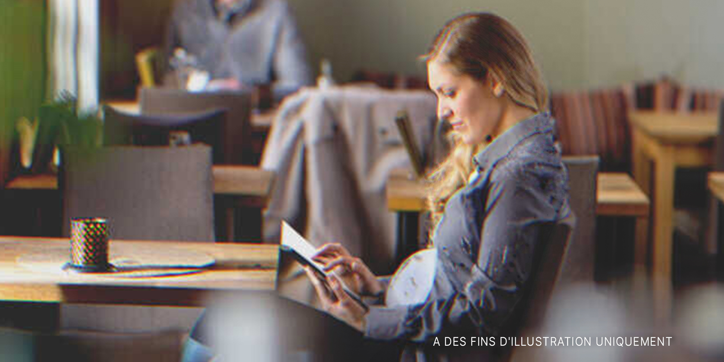 Une femme enceinte dans un café. | Source : Shutterstock