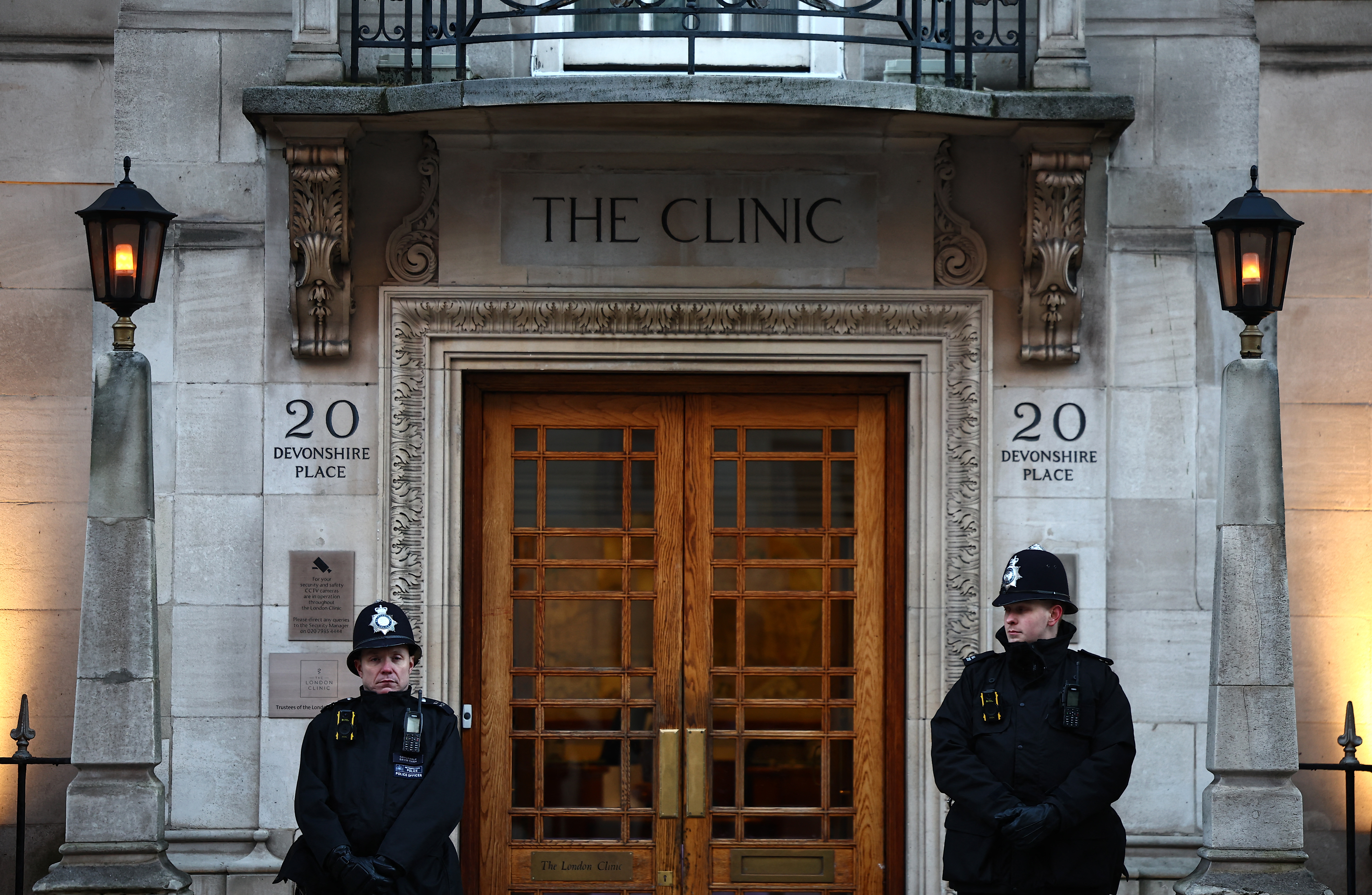 Des policiers montent la garde devant la clinique de Londres le 18 janvier 2024 à Londres. | Source : Getty Images
