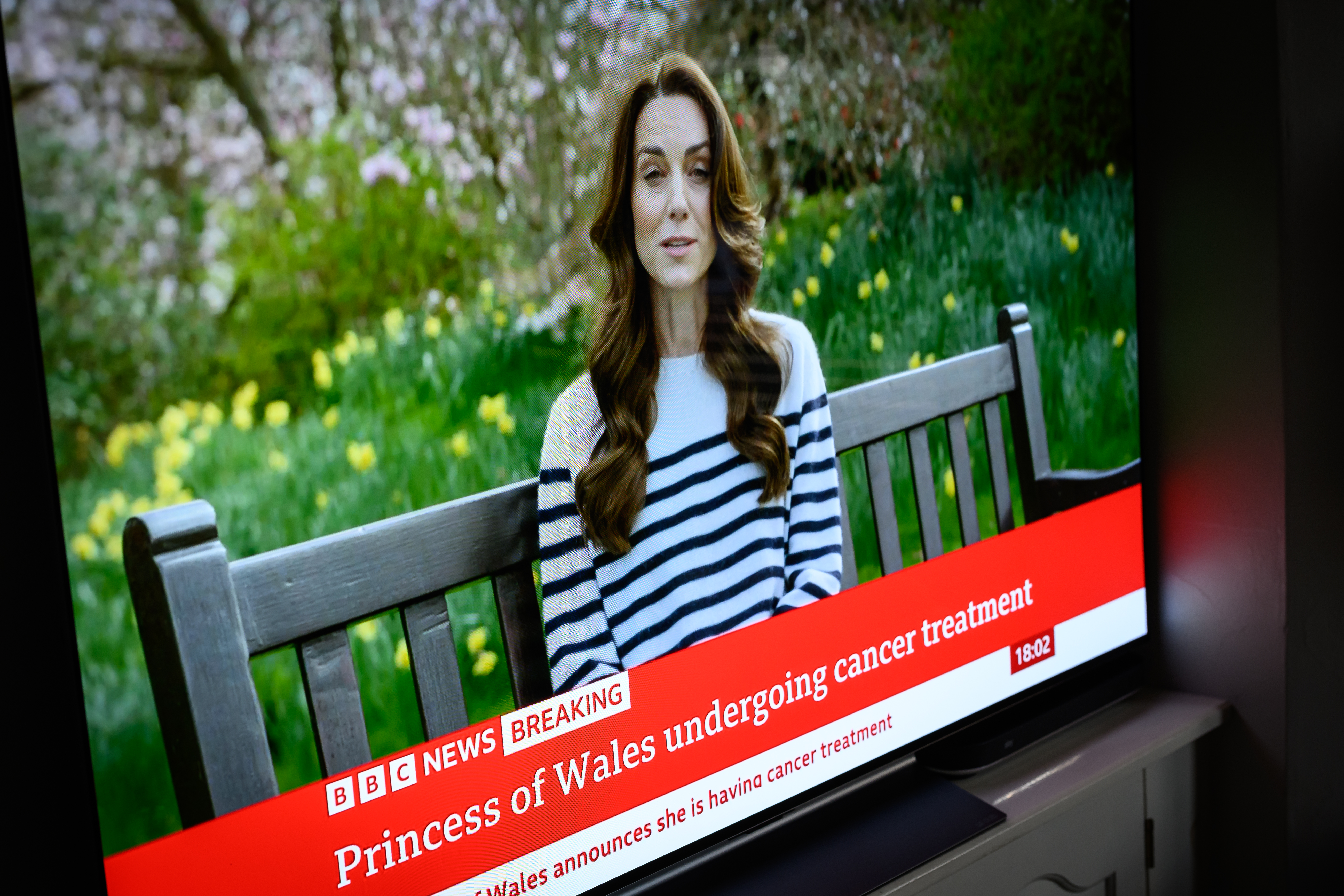 Un écran affiche un reportage, alors que Catherine, la princesse de Galles annonce qu'elle reçoit un cours préventif de chimiothérapie pour le cancer à Londres, en Angleterre, le 22 mars 2024 . | Source : Getty Images