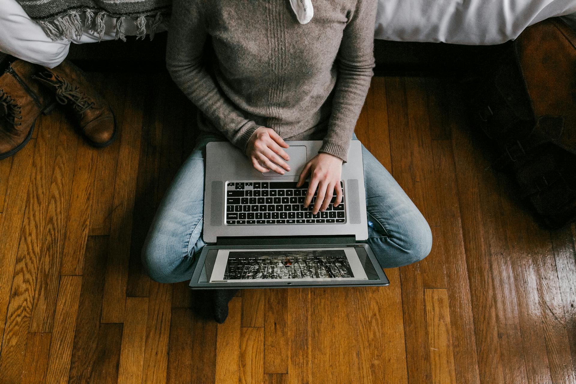 Une femme tapant sur un ordinateur portable | Source : Pexels