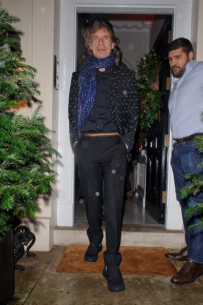 Mick Jagger vu en train d'assister à la fête de Noël d'Evgeny Lebedev. |Photo : Getty Images.