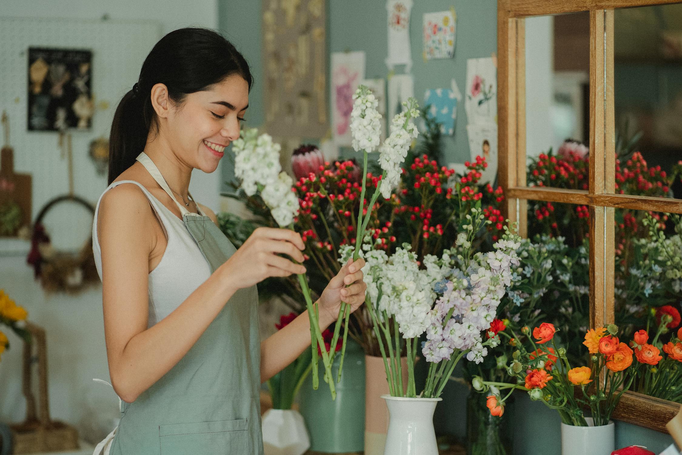 Une femme travaillant dans un magasin de fleurs | Source : Pexels
