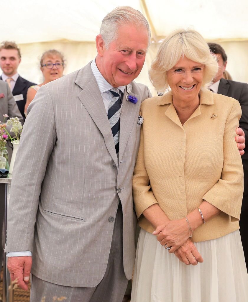 Le Prince Charles, Prince de Galles et la foule réunie lors de la célébration du " Grand pique-nique " des parcs nationaux chantent " Joyeux anniversaire " à Camilla, Duchesse de Cornouailles. | Source : Getty Images
