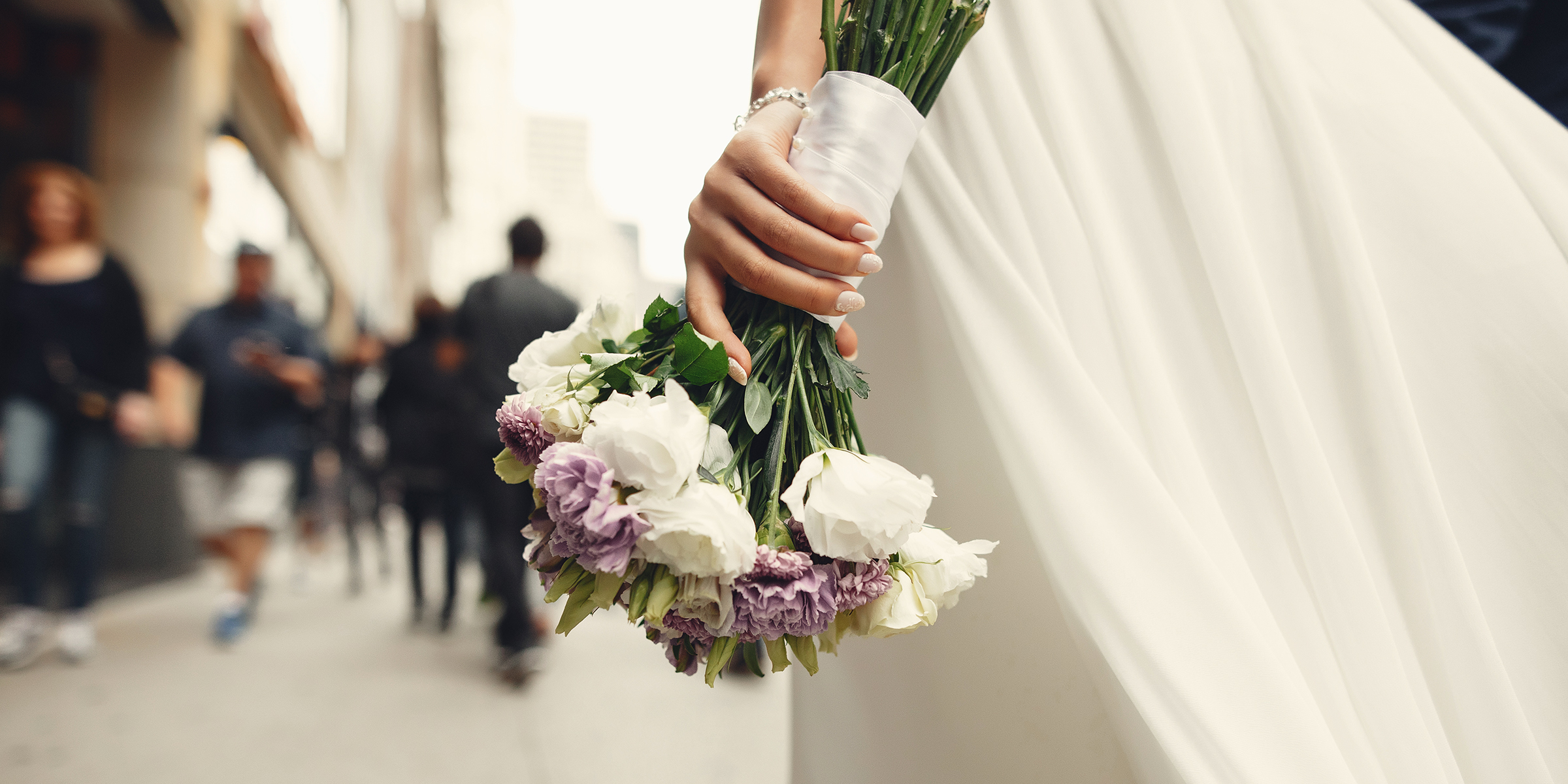 Une mariée tenant un bouquet | Source : freepik.com/prostooleh