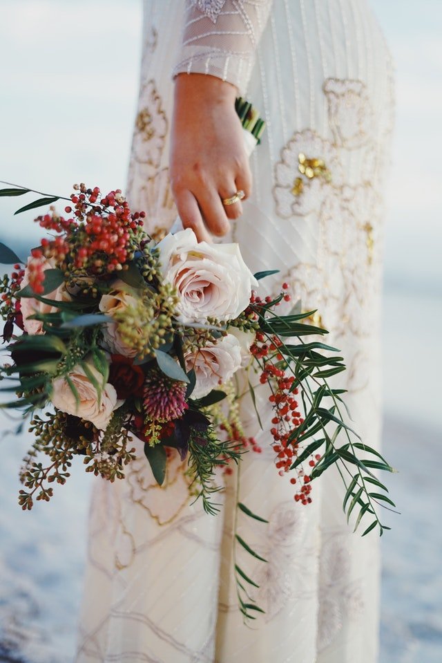 Une femme mariée avec un bouquet de fleurs | Photo : Pexels.