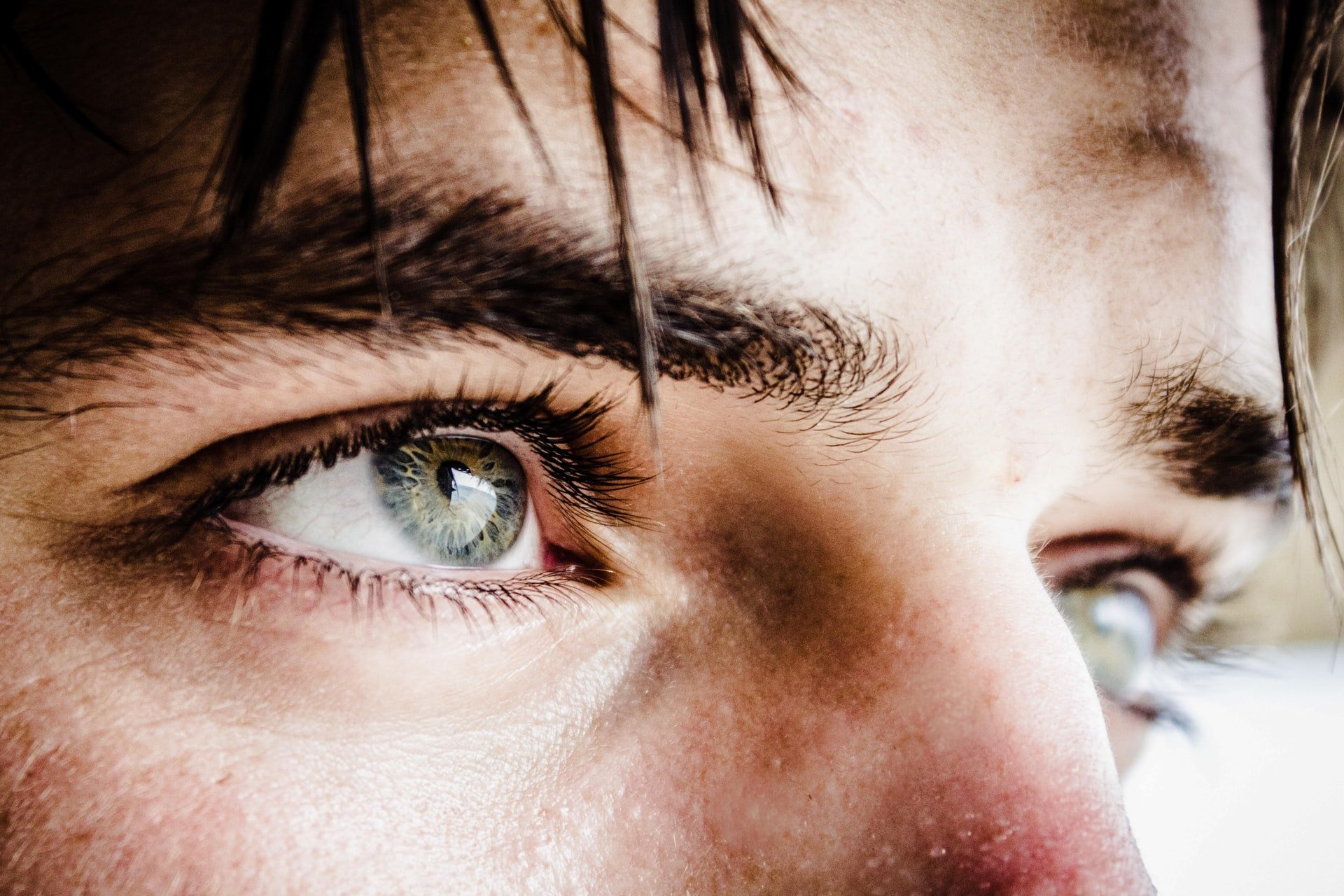 Gros plan sur un homme aux yeux verts | Source : Unsplash