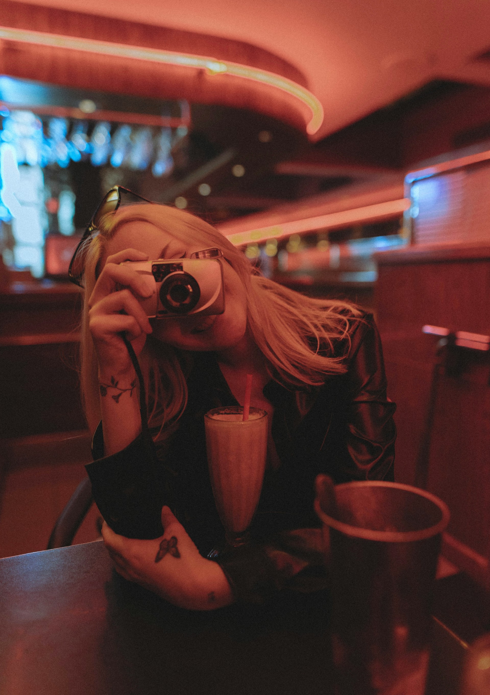 Une femme dans un restaurant. | Source : Unsplash