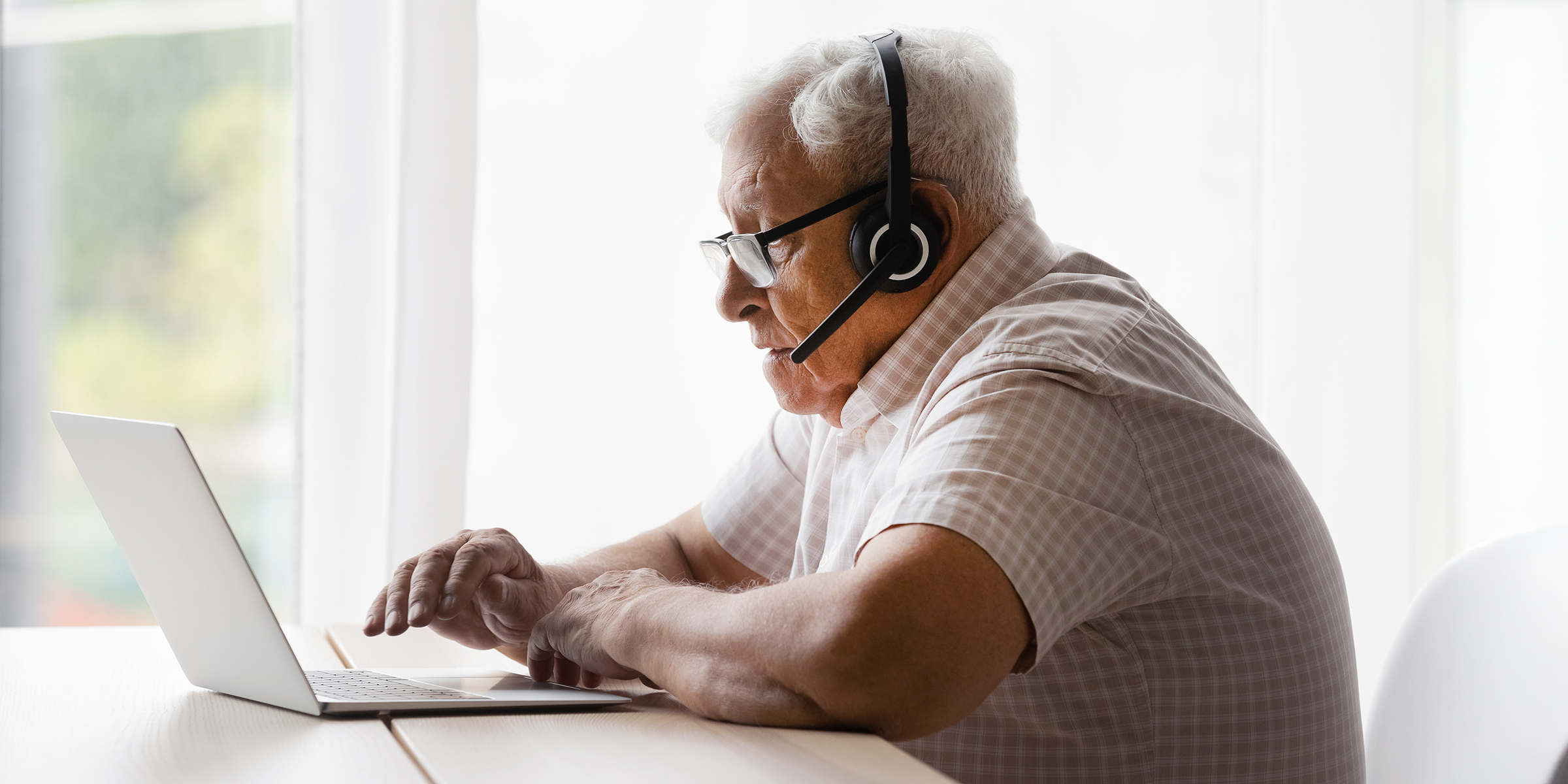 Un homme âgé utilisant un ordinateur portable | Source : Shutterstock