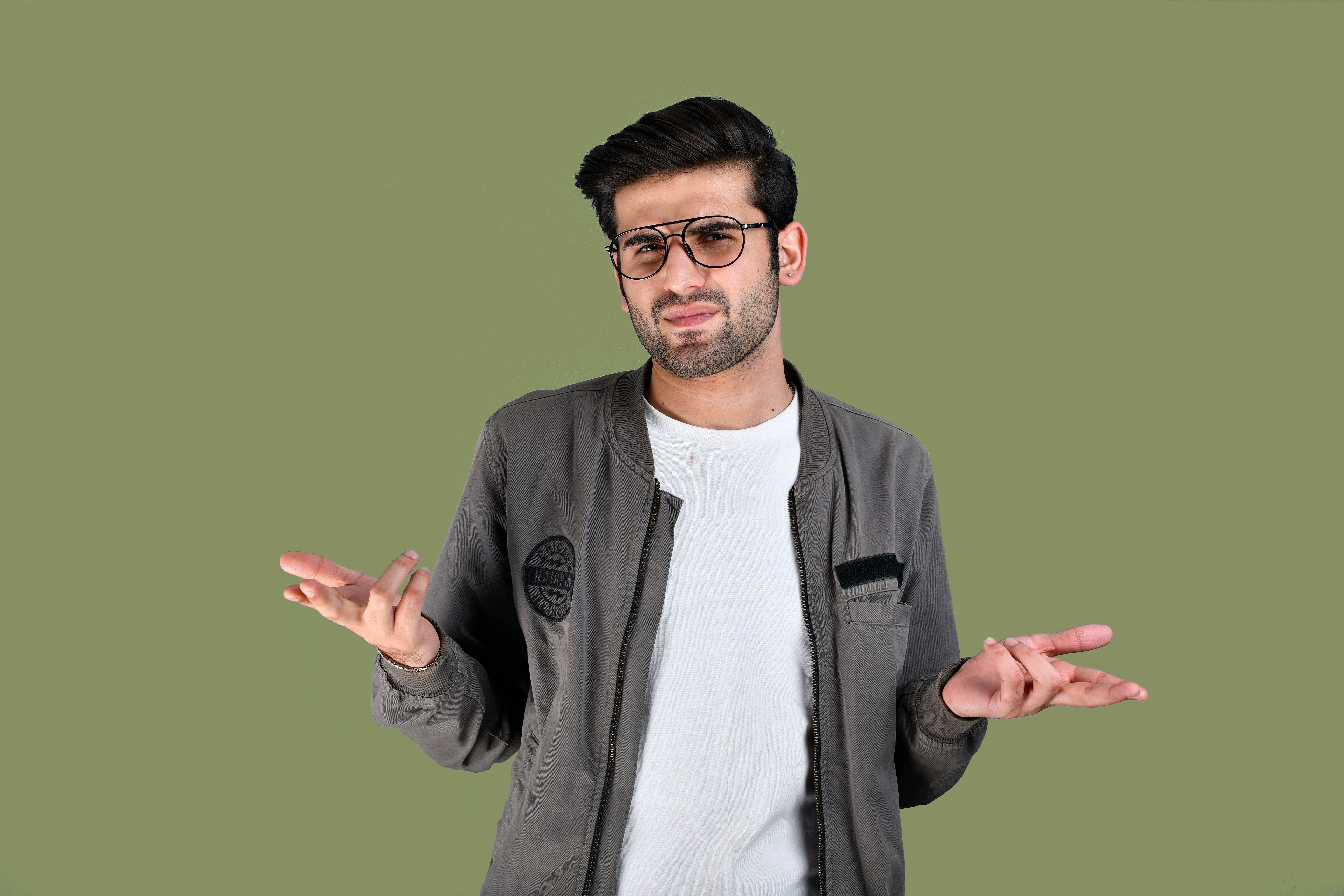 Homme se confessant les yeux baissés | Source : Unspalsh