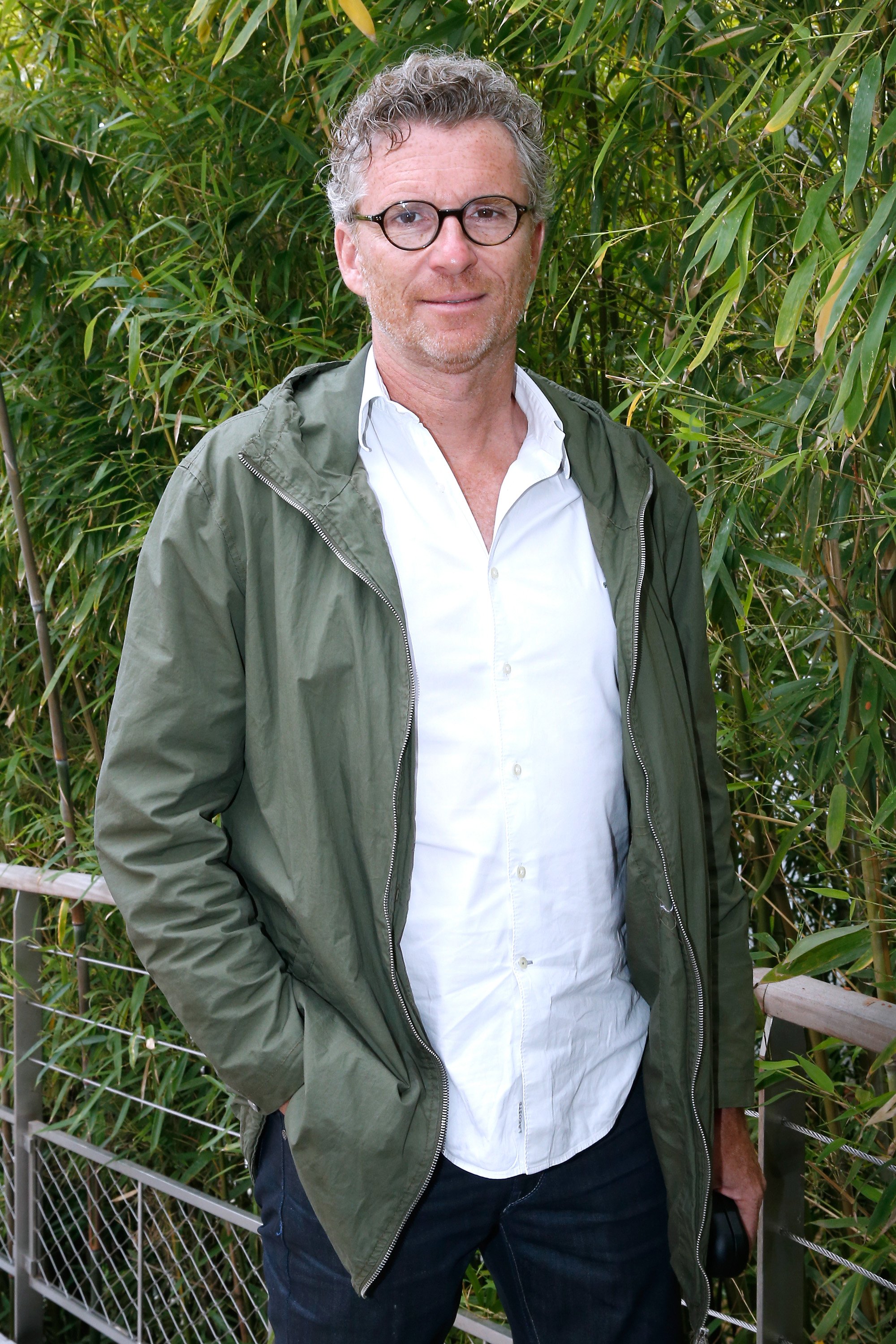 Le journaliste Denis Brogniart assiste aux Internationaux de France de tennis de Roland Garros 2015 - 2e jour, le 25 mai 2015 à Paris, en France. | Source : Getty Images