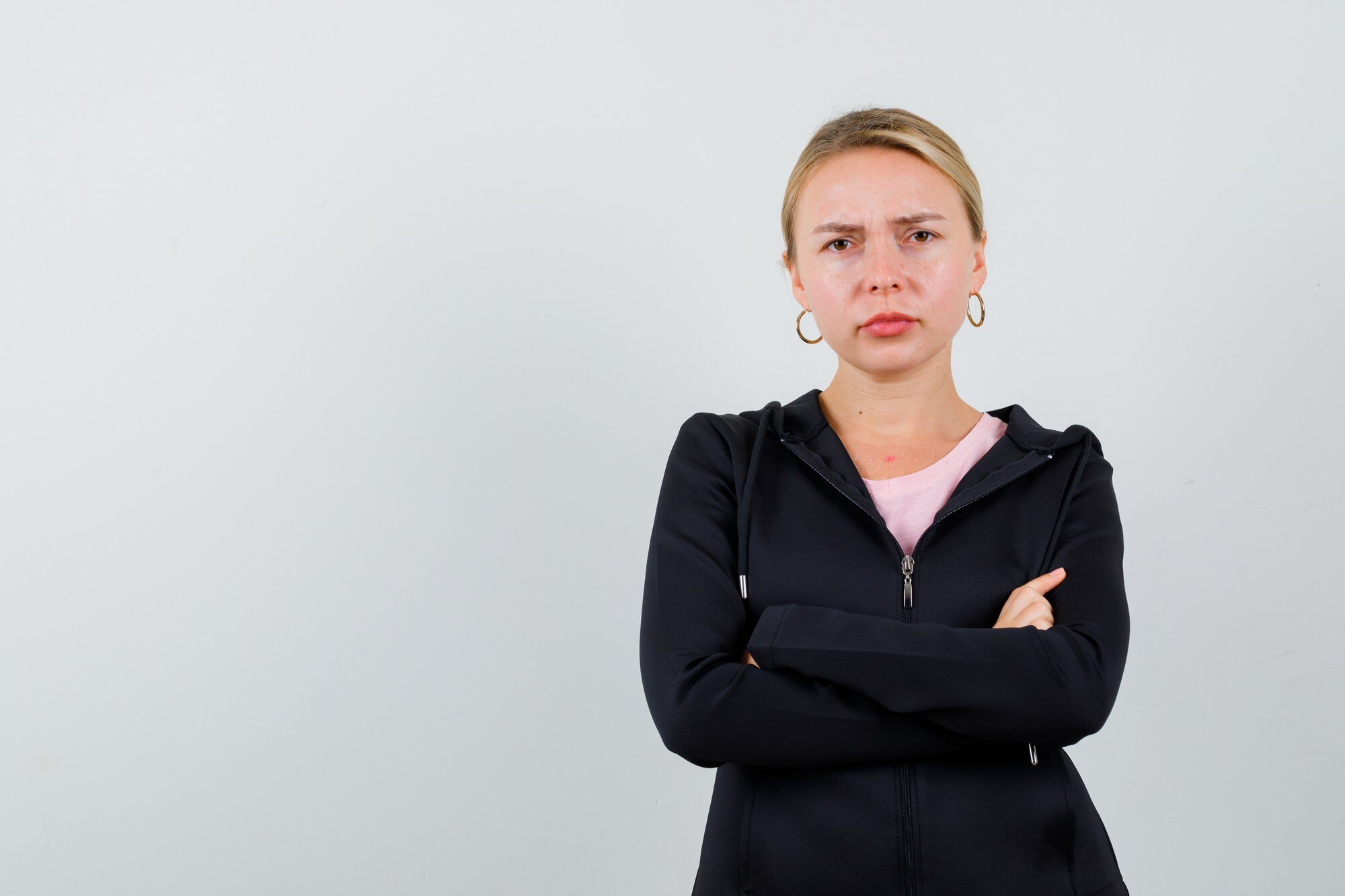 Une femme avec les mains croisées | Source : Freepik