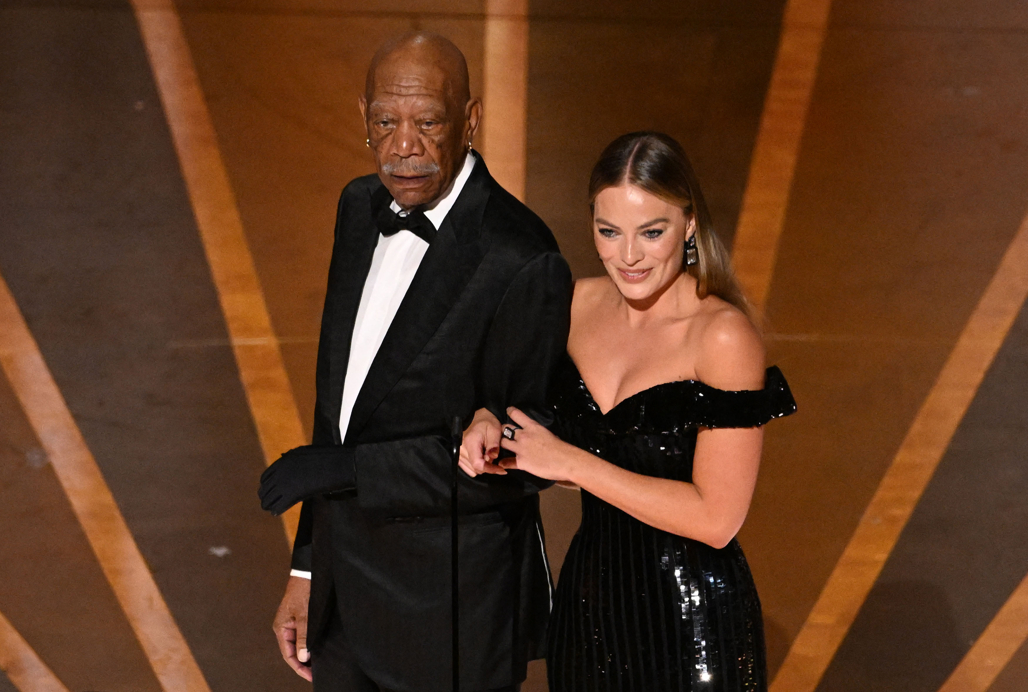 Morgan Freeman et Margot Robbie lors de la 95e cérémonie des Oscars en mars 2023 | Source : Getty Images