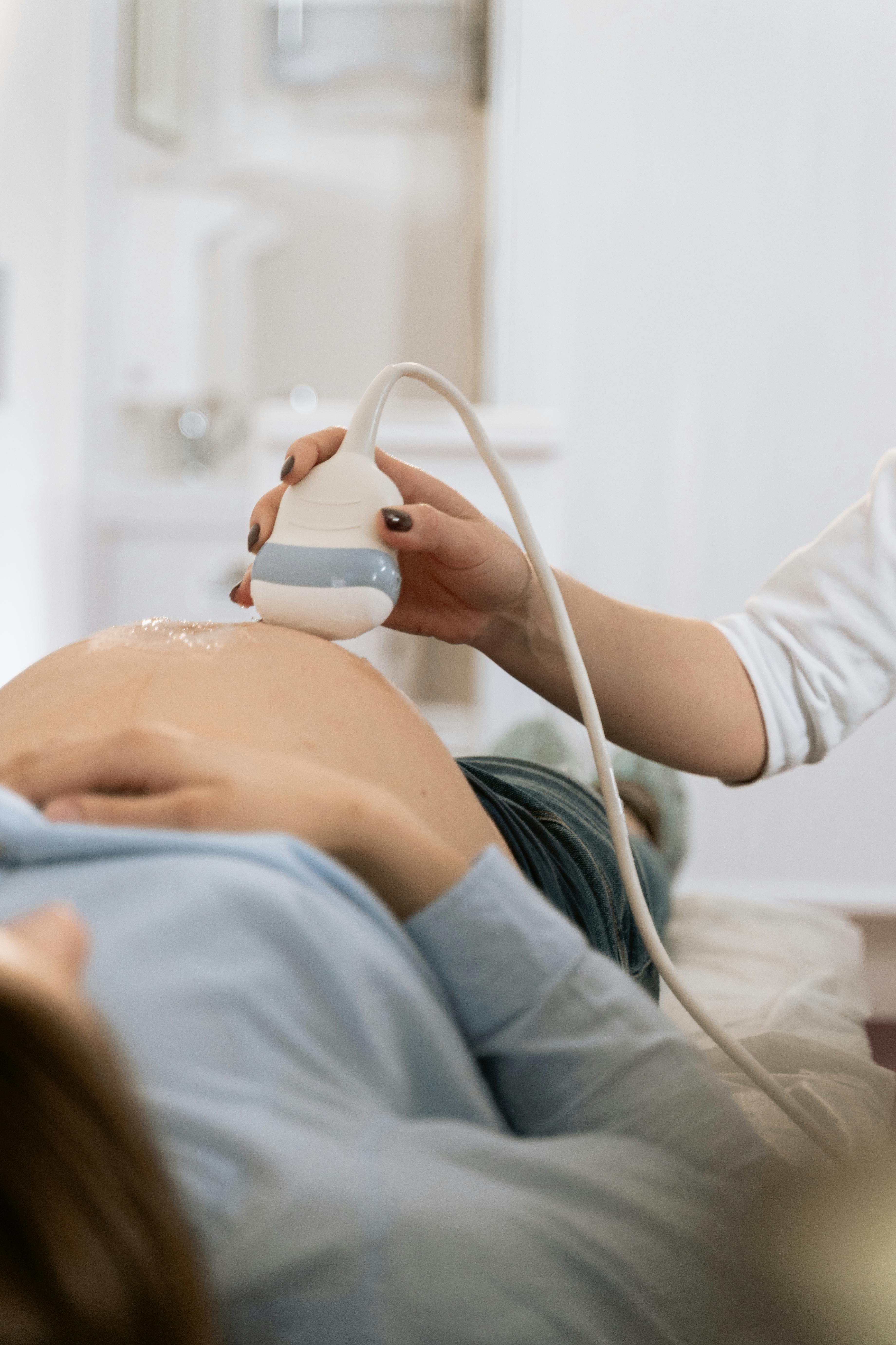 Une femme enceinte lors d'une échographie | Source : MART PRODUCTION sur Pexels