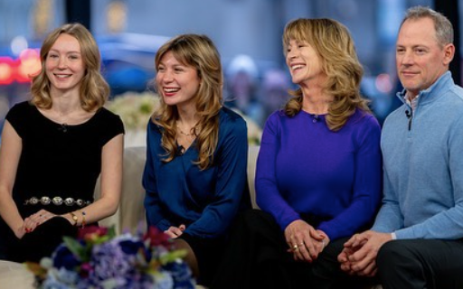 Julie et Scott avec leurs filles, Rachel et Caroline, dans l'émission Today | Source : Instagram.com/gachelraede