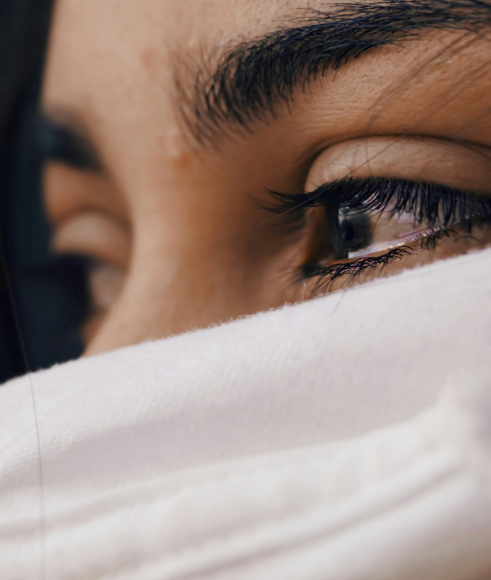 Gros plan d'une femme aux yeux pleins de larmes | Source : Unsplash