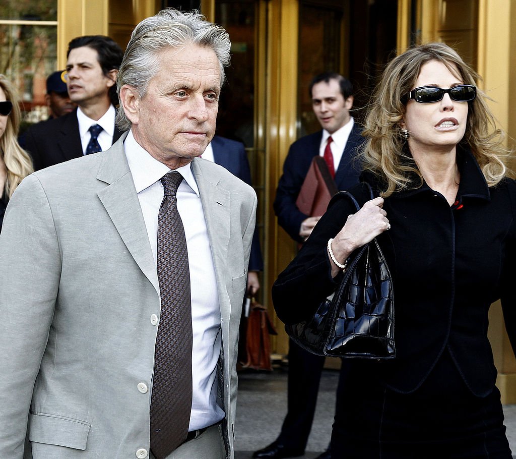 Michael Douglas et Diandra Luker sont vus dans les rues de Manhattan, le 20 avril 2010 à New York | Photo : Getty Images