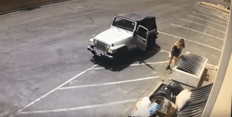 Deborah Sue Culwell sortant d'une jeep blanche et scrutant une benne à ordures utilisée pour les articles recyclables. | Youtube/RivCOanimalsPIO