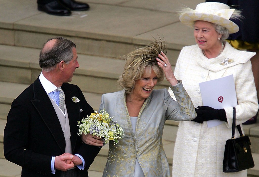 La reine Elizabeth II, le prince Charles et la duchesse Camilla Parker Bowles le 9 avril 2005. | Photo : Getty Images