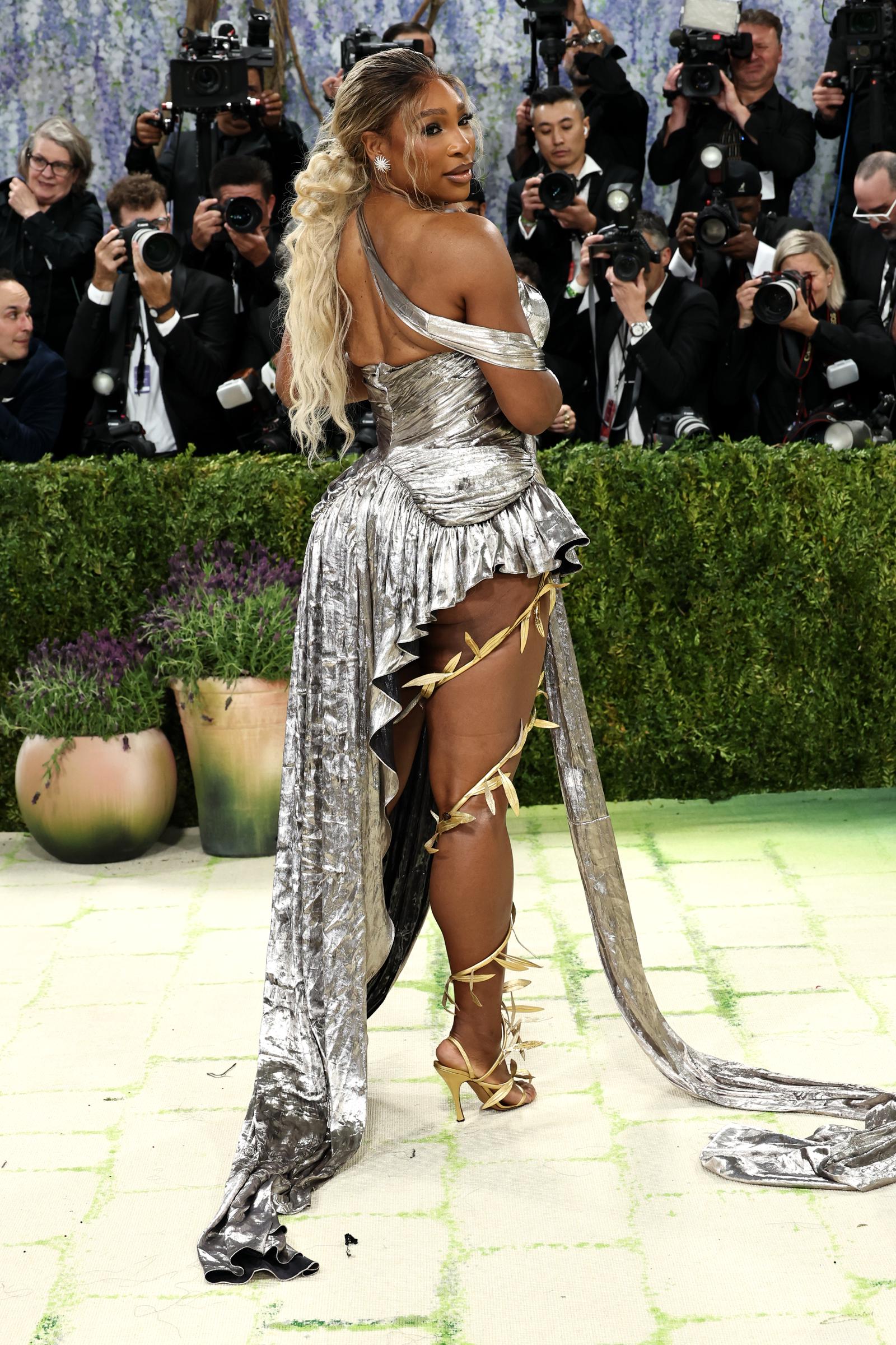 Serena Williams fait tourner les têtes dans un look métallique aux détails sculpturaux | Source : Getty Images