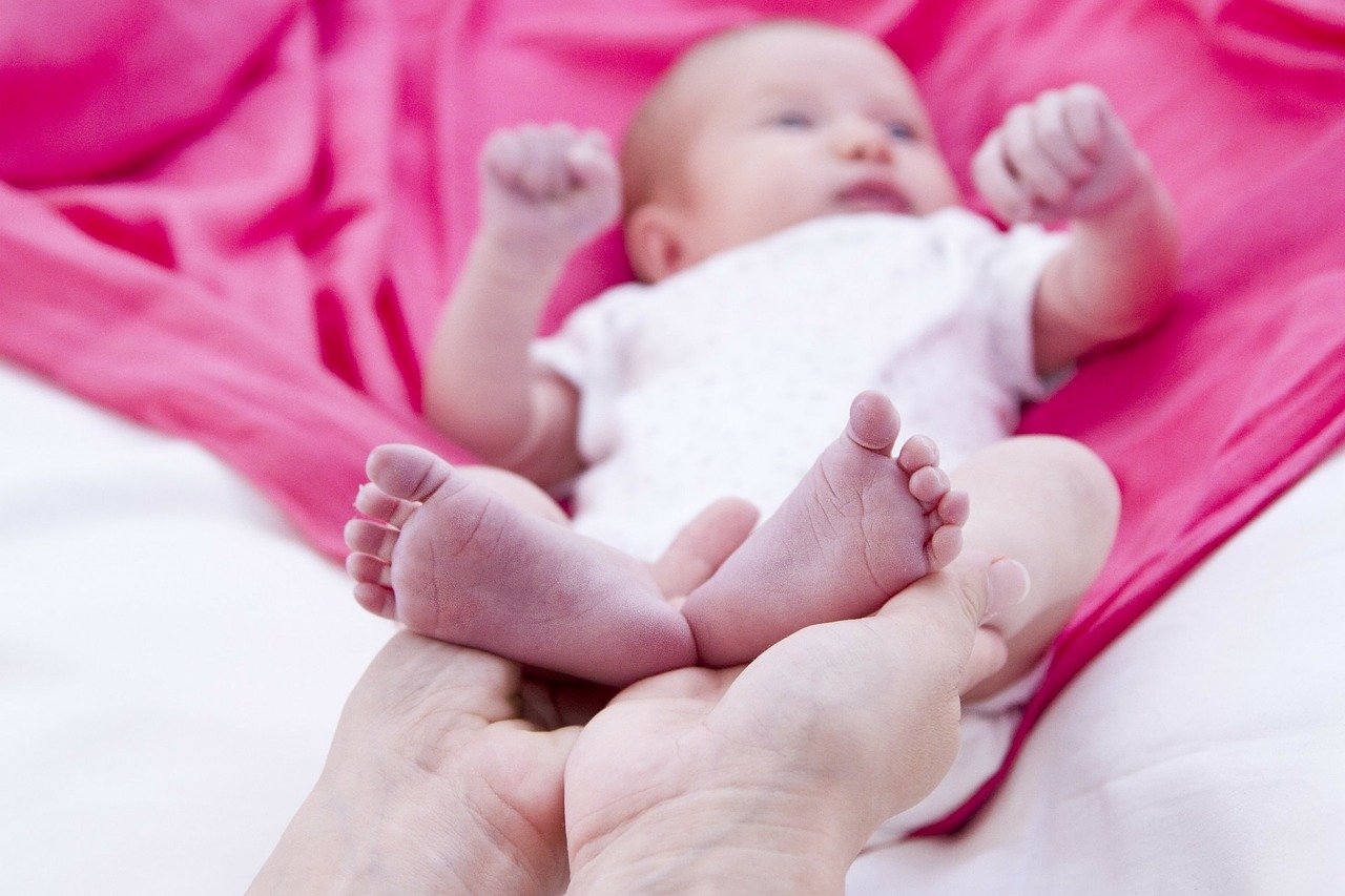 Une maman tenant les pieds de son bébé . ӏ  Sources : Pixabay