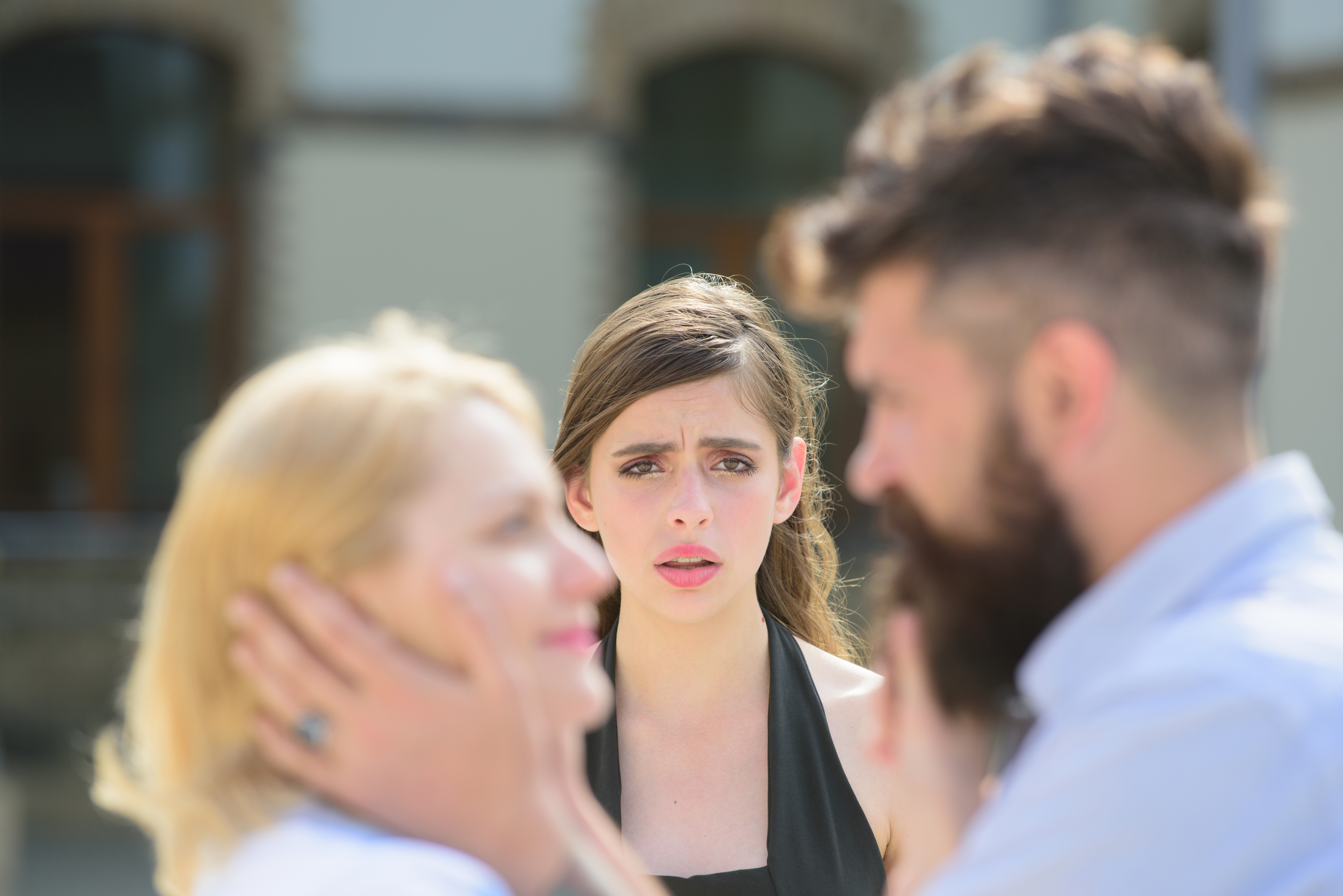 Une femme au cœur brisé voit son petit ami avec une autre femme | Source : Shutterstock