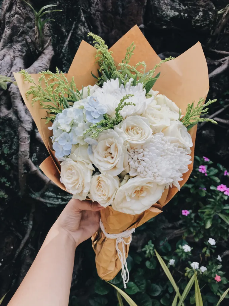 Il lui apportait des fleurs chaque semaine et une carte. | Source : Unsplash