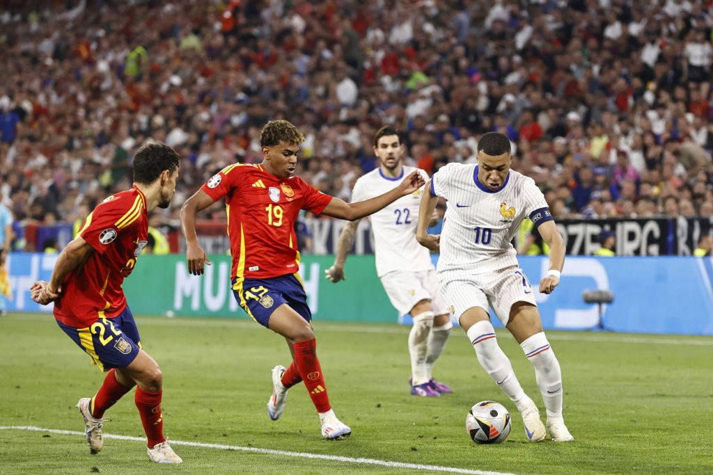 Jesus Navas (Espagne), Lamine Yamal (Espagne), Theo Hernandez (France), Kylian Mbappe (France) lors du match de demi-finale de l'EURO 2024 entre l'Espagne et la France à la Munich Football Arena le 9 juillet 2024 à Munich | Hollandse Hoogte | Maurice van Steen (Photo by ANP via Getty Images)