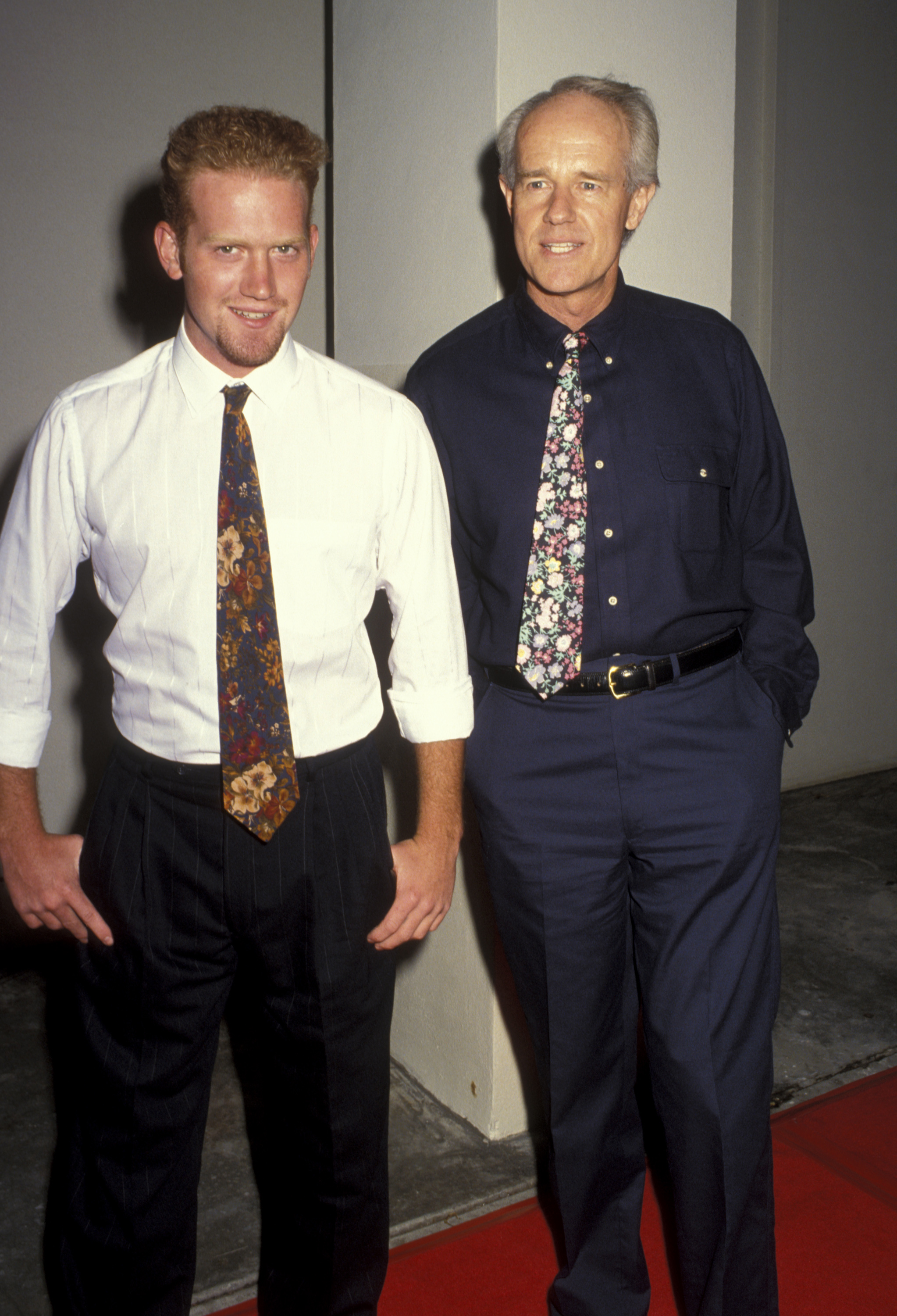 Mike Farrell et son fils, Michael, lors de l'avant-première caritative de « Bob Roberts » le 1er septembre 1992 à Beverly Hills, en Californie | Source : Getty Images