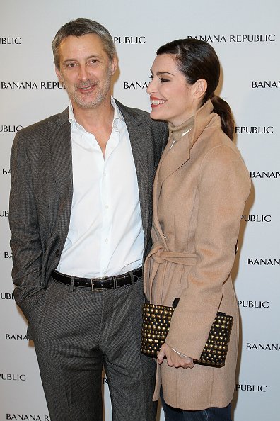 Le cinéaste Antoine de Caunes et son épouse Daphne Roulier, le 7 décembre 2011 à Paris, France. | Photo : Getty Images