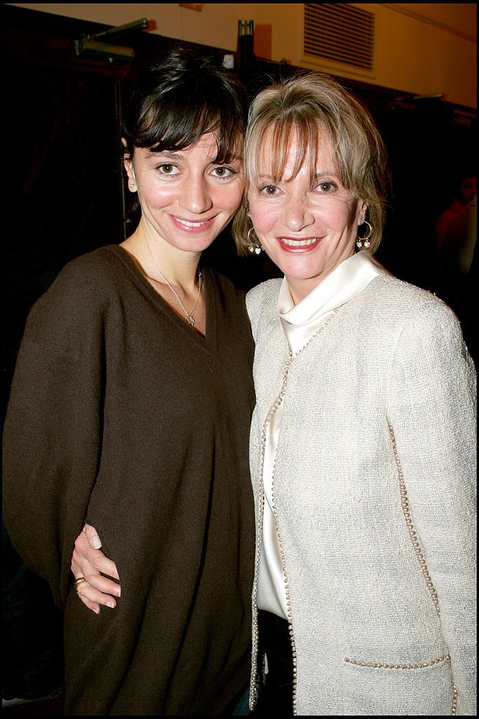 Eve Ruggieri et sa fille Marion Ruggieri lors de la première à Paris du lac des cygnes de Matthew Bourne au théâtre Mogador. | Photo : Getty Images