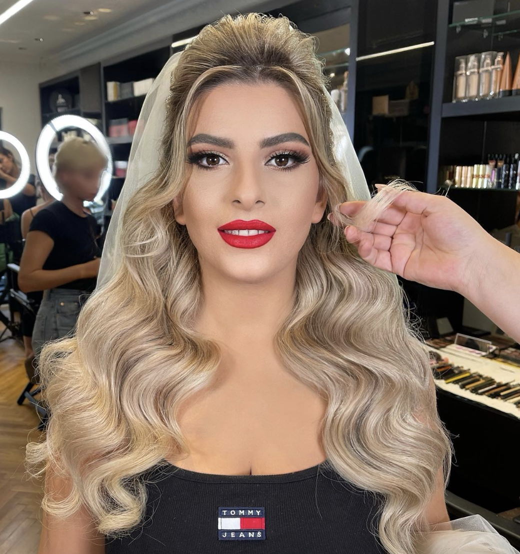 Une mariée après s'être maquillée | Source : Instagram/arber_bytyqi_mua