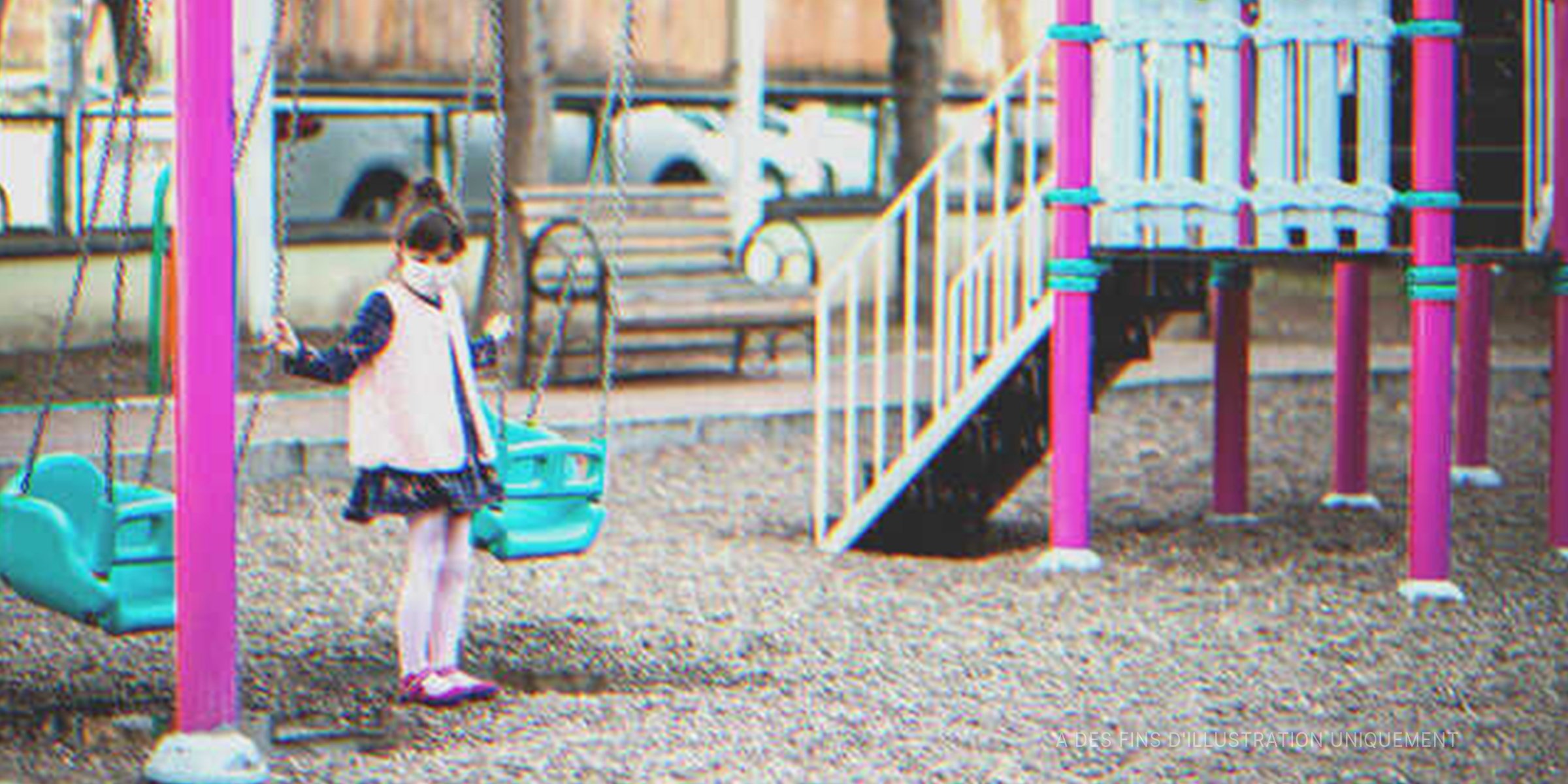 Une petite fille près de la balançoire dans un parc de jeux | Source : Getty Images