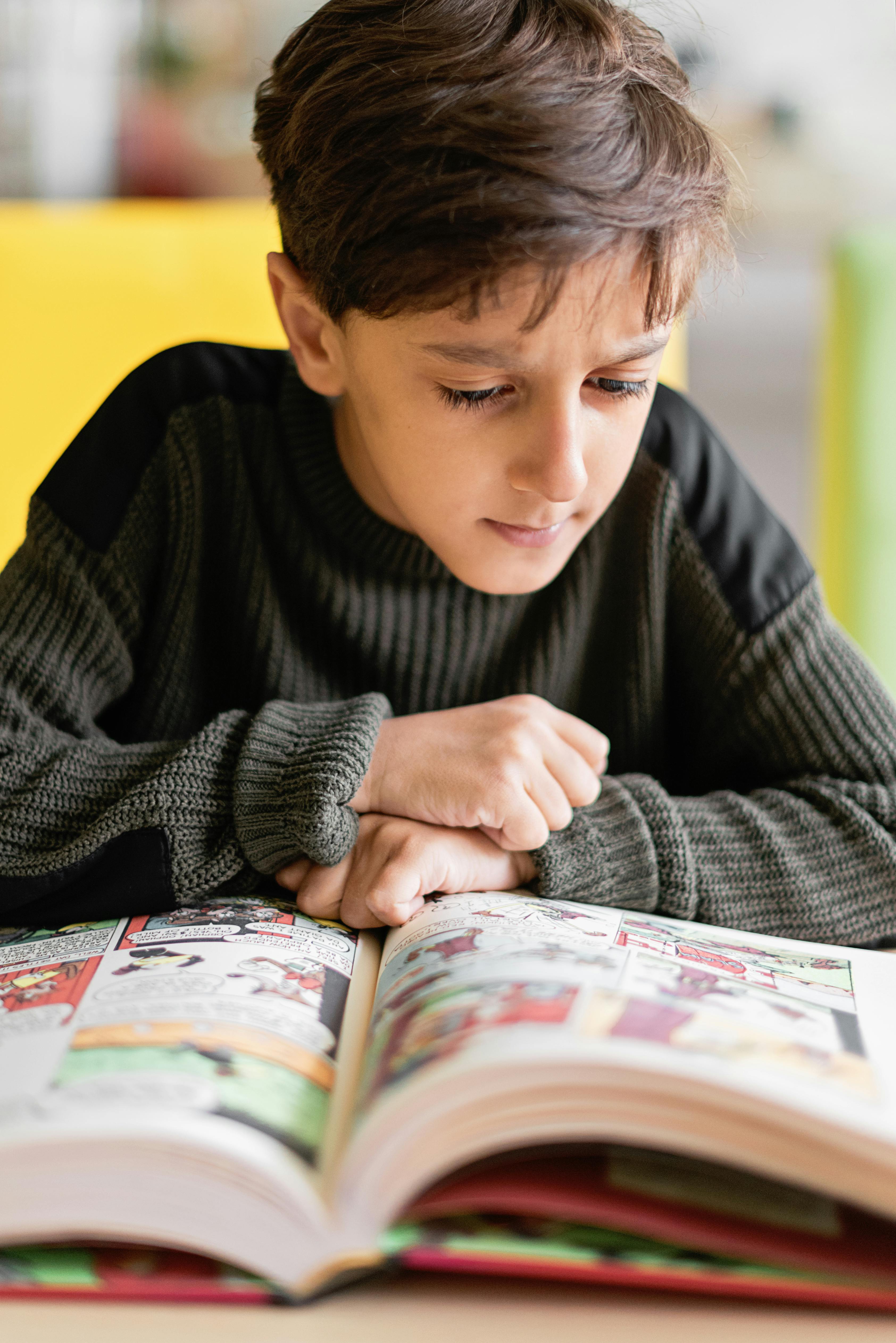 Un garçon en train de lire | Source : Pexels
