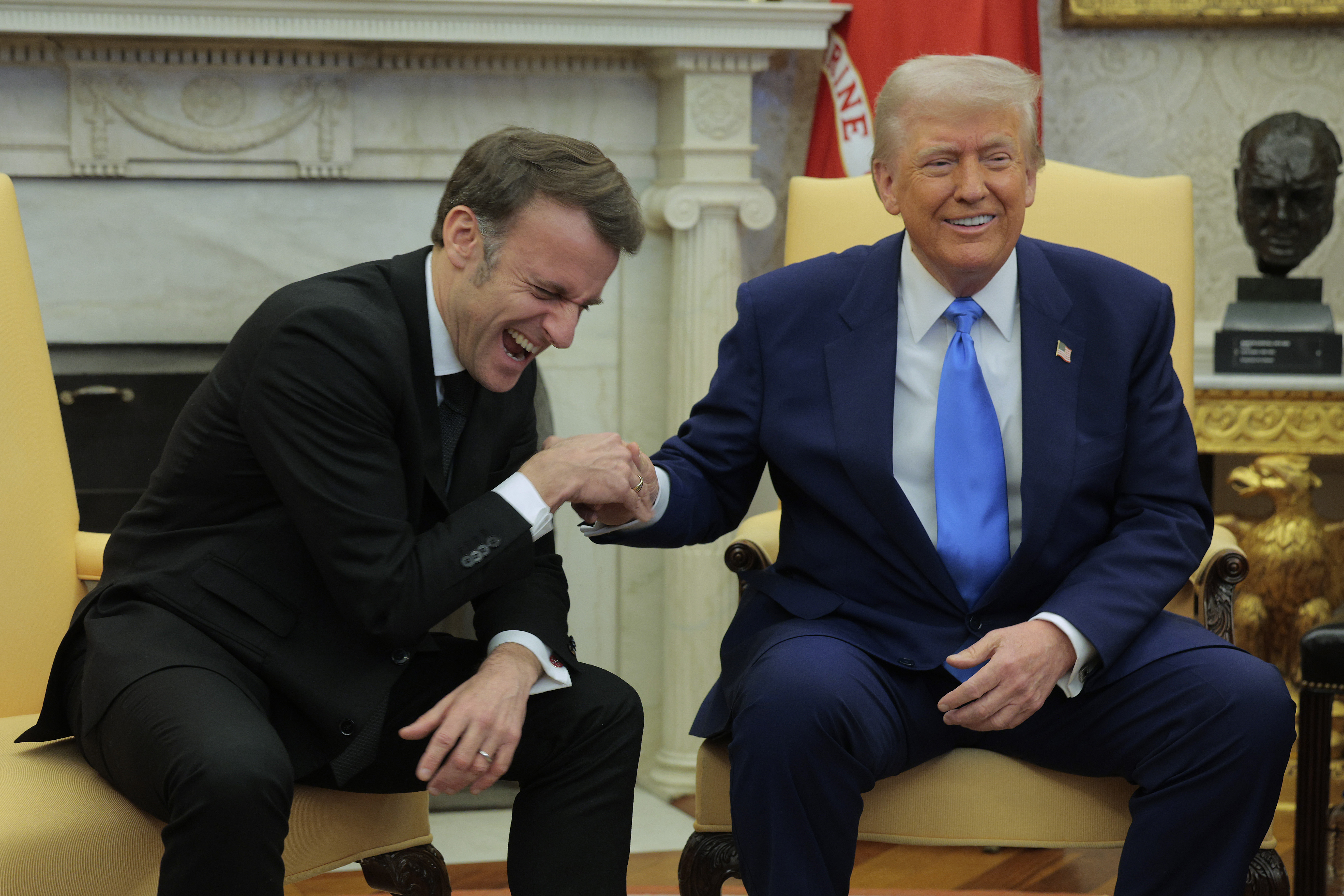 Emmanuel Macron rit avec Donald Trump lors de leur rencontre dans le bureau ovale à Washington, le 24 février 2025. | Source : Getty Images