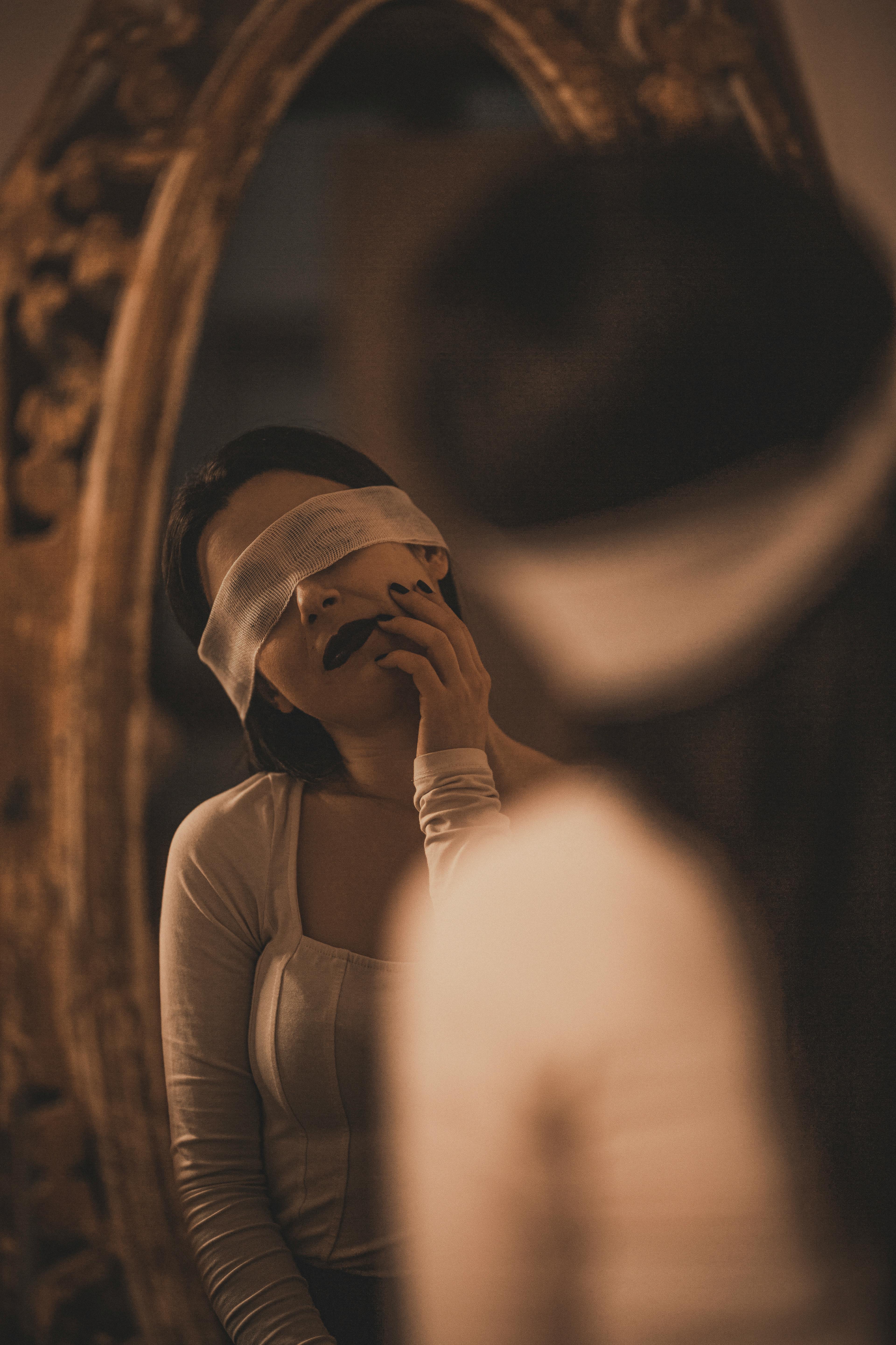 Femme haletant alors qu'elle a les yeux bandés | Source : Pexels